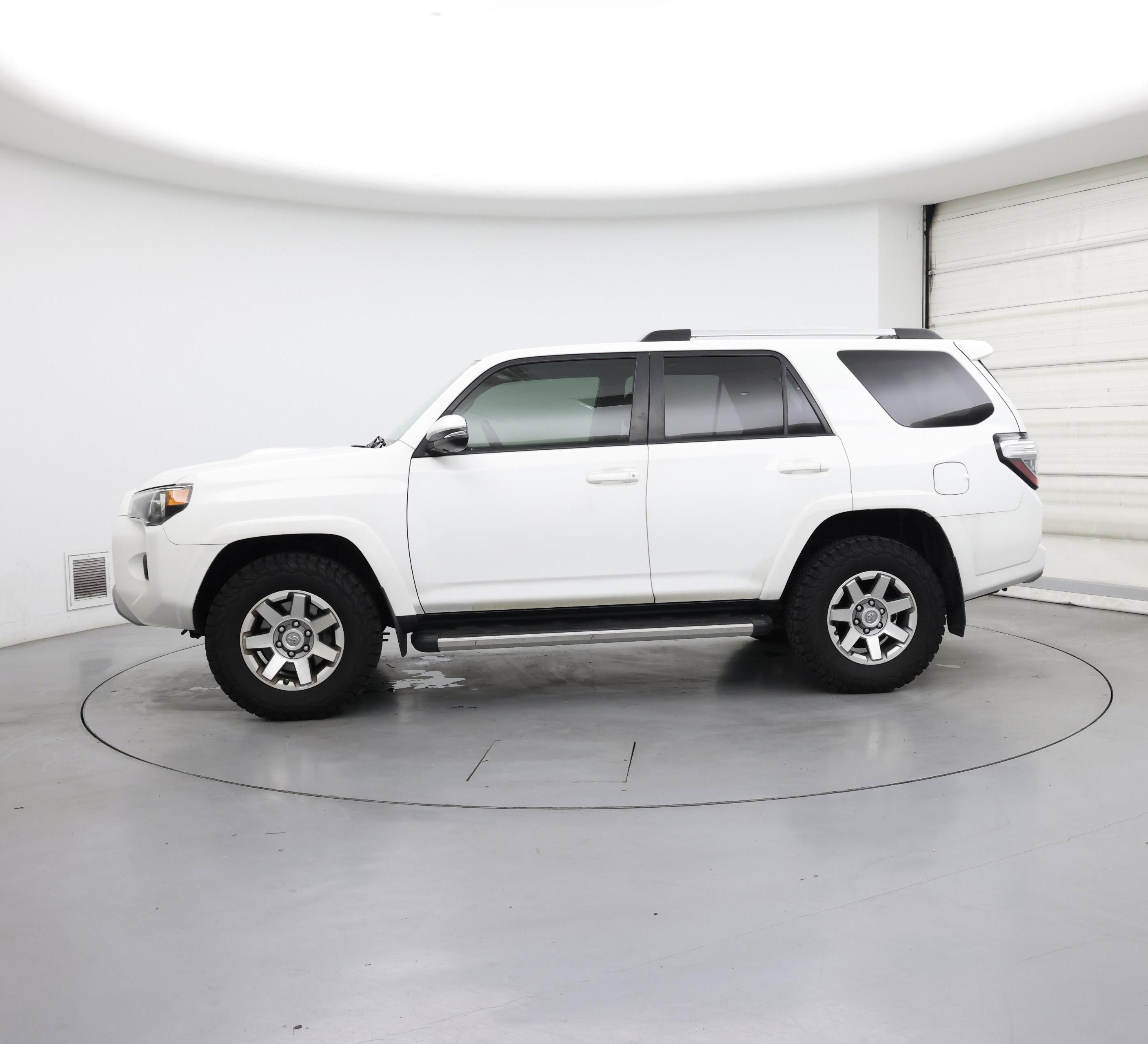 Thumbnail: 2016 Toyota 4Runner - 3