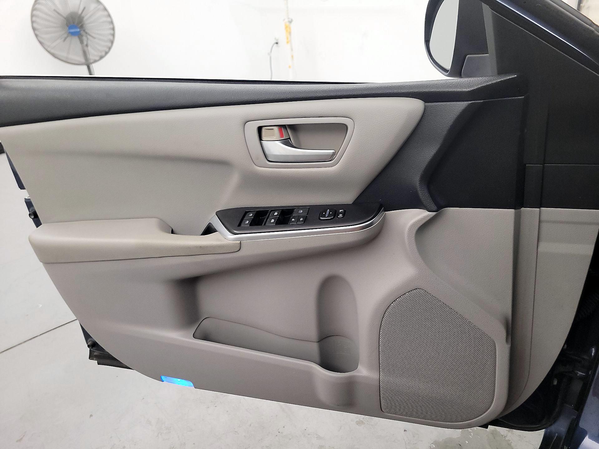 Thumbnail: 2015 Toyota Camry - 12