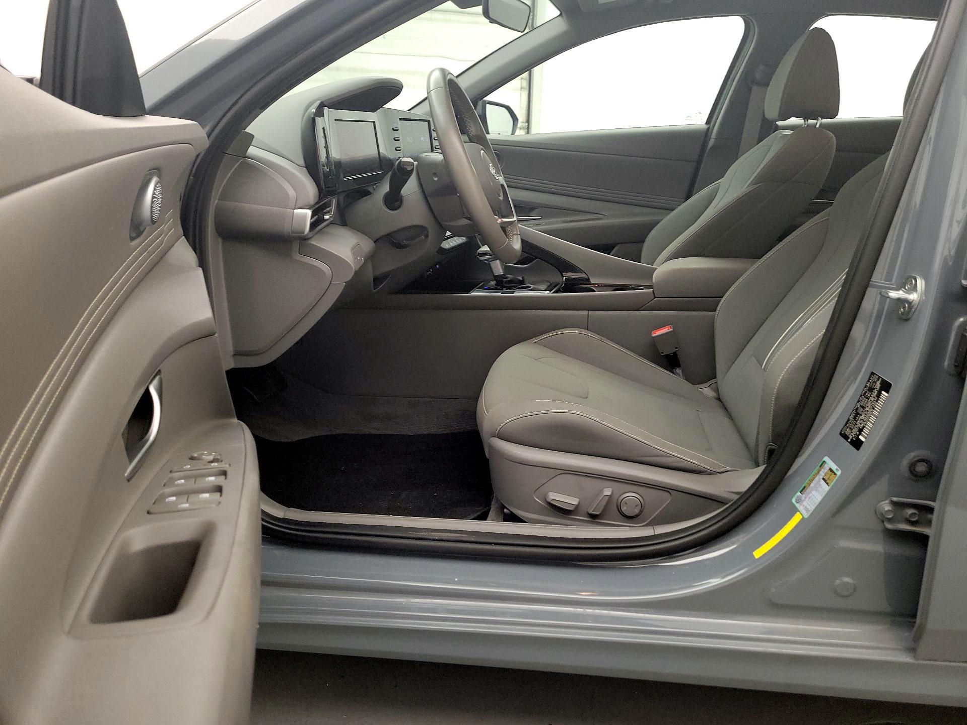 Thumbnail: 2022 Hyundai Elantra - 11
