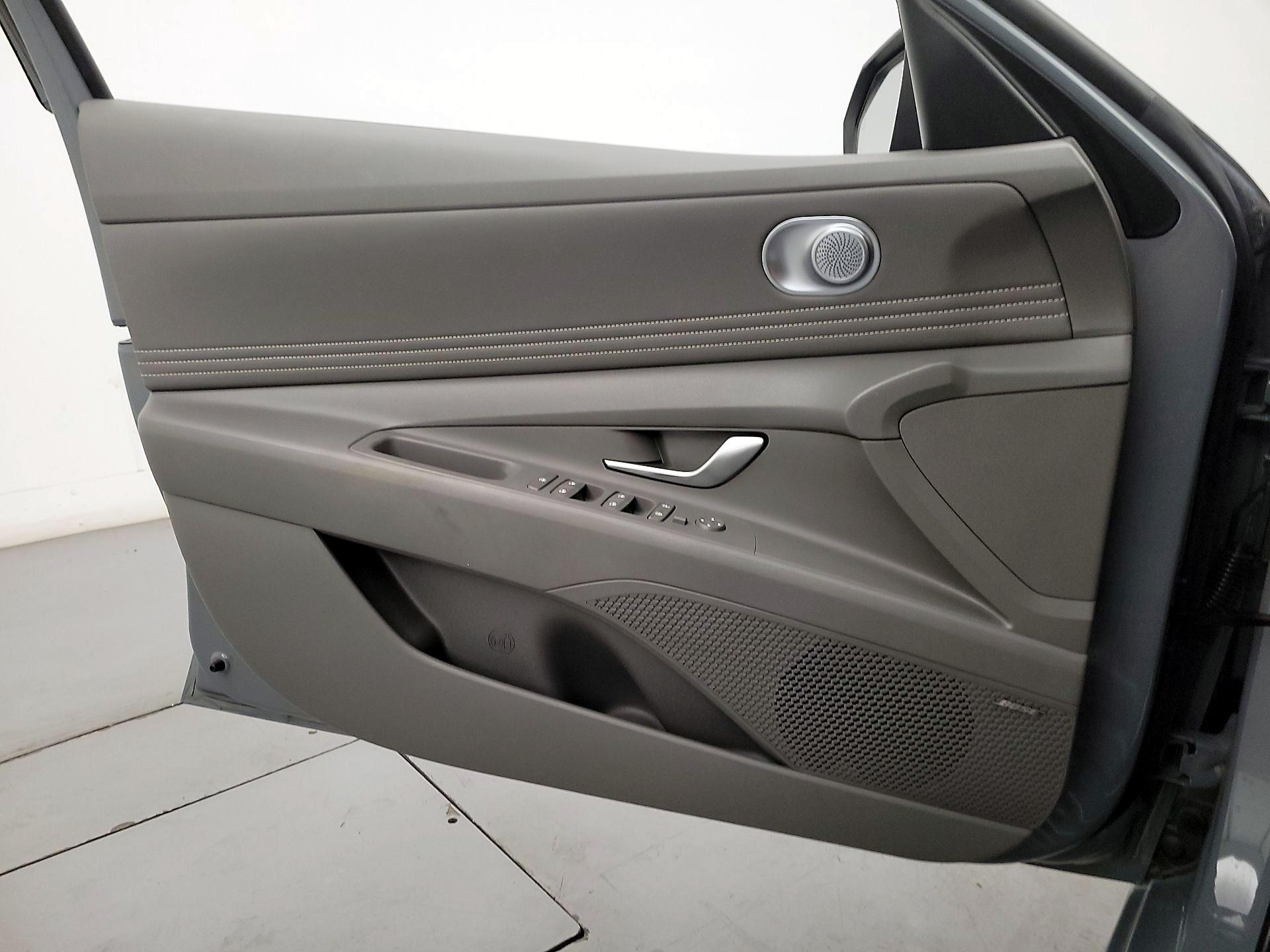 Thumbnail: 2022 Hyundai Elantra - 12