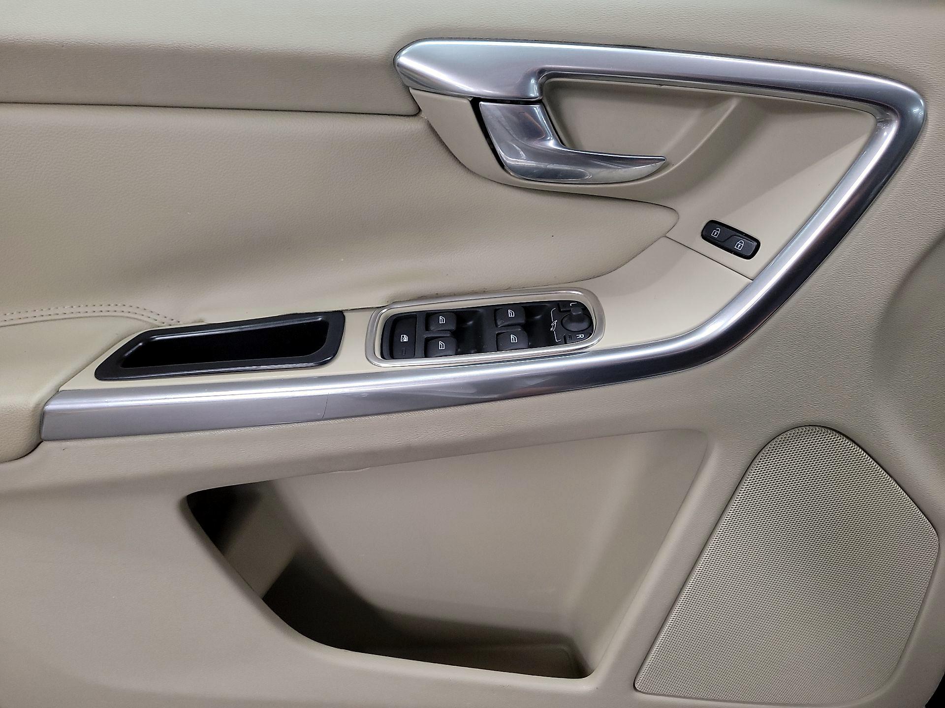 Thumbnail: 2015 Volvo XC60 - 12