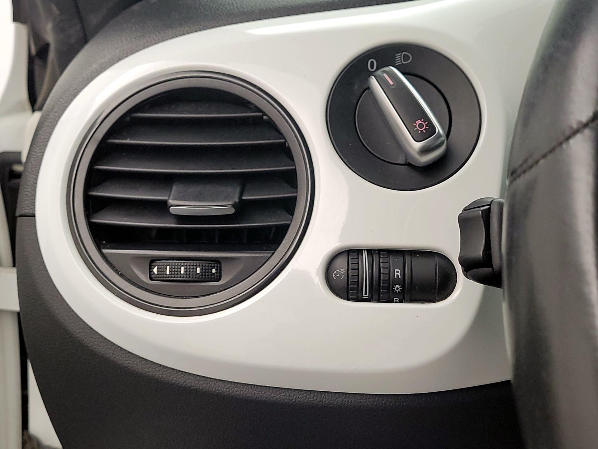 Thumbnail: 2016 Volkswagen Beetle - 13
