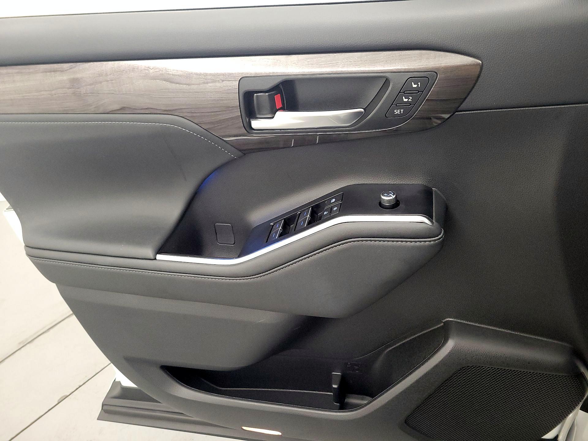 Thumbnail: 2022 Toyota Highlander - 12