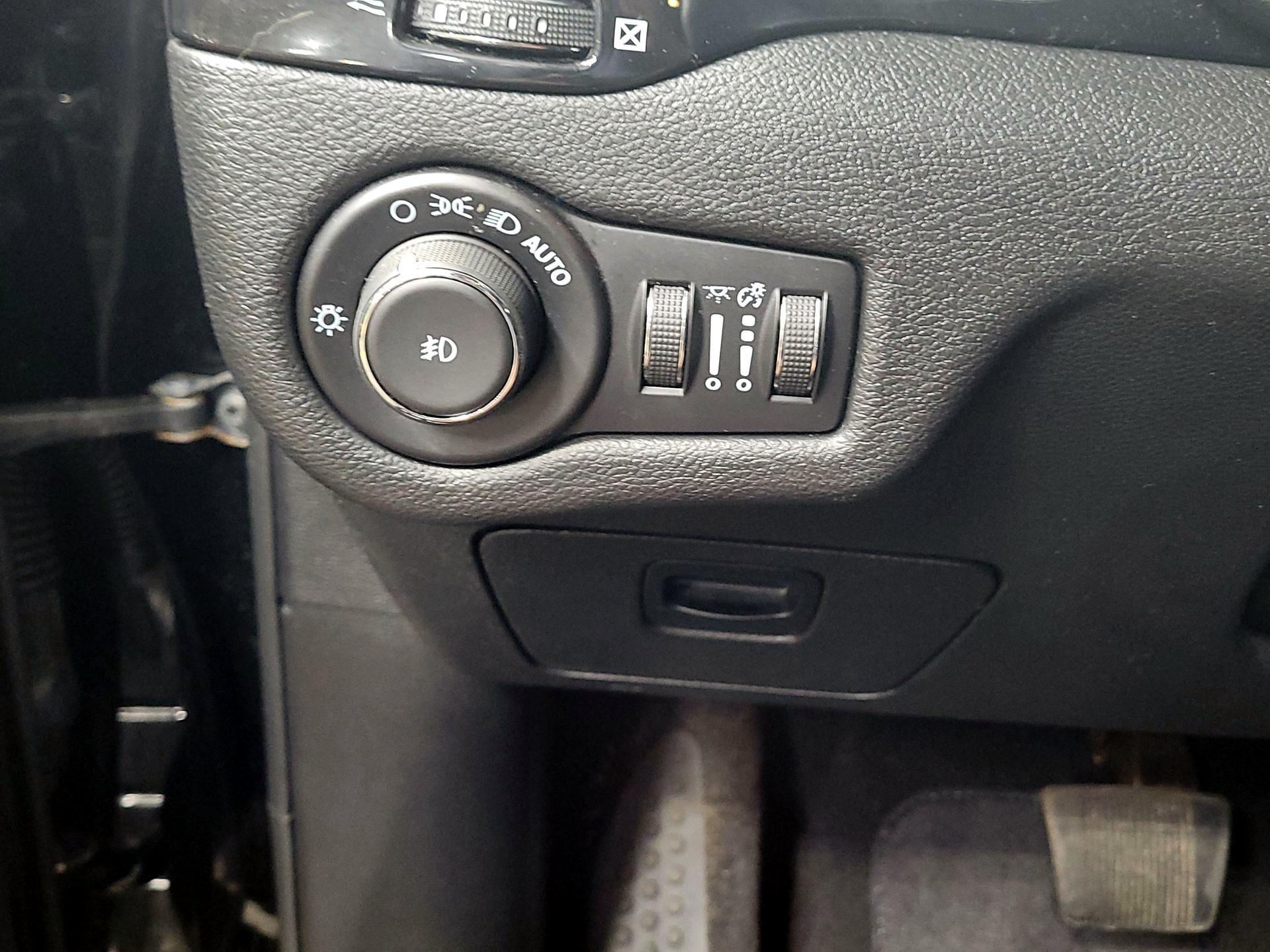 Thumbnail: 2021 Jeep Cherokee - 13