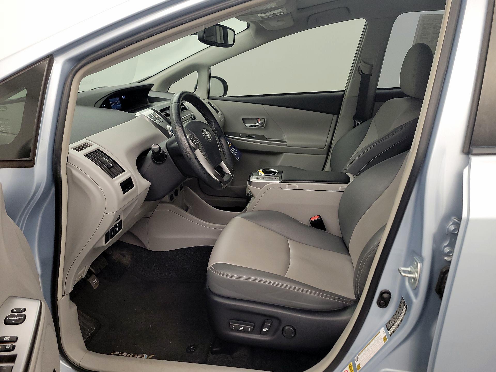 Thumbnail: 2015 Toyota Prius v - 11