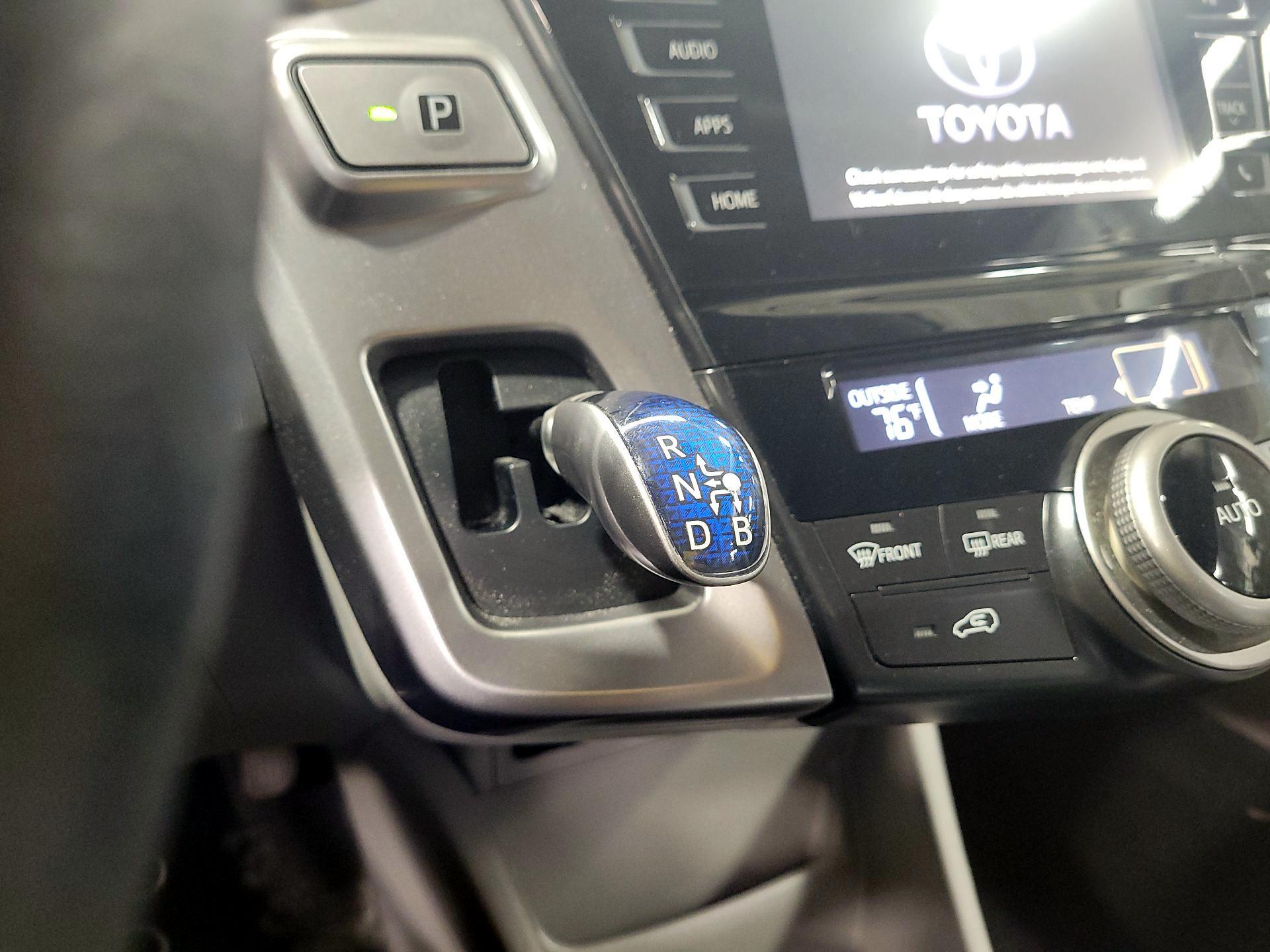 Thumbnail: 2015 Toyota Prius v - 17