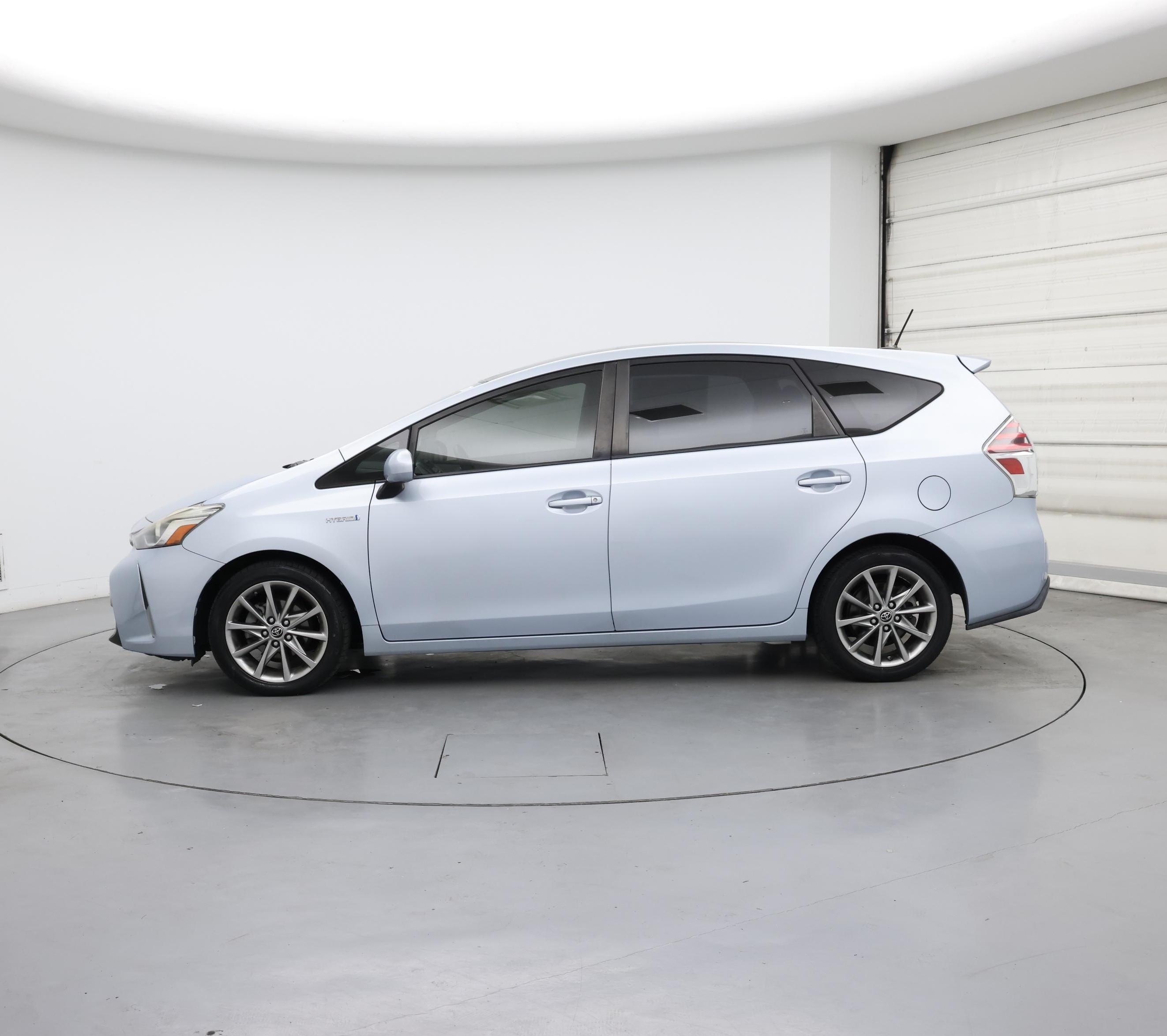 Thumbnail: 2015 Toyota Prius v - 3