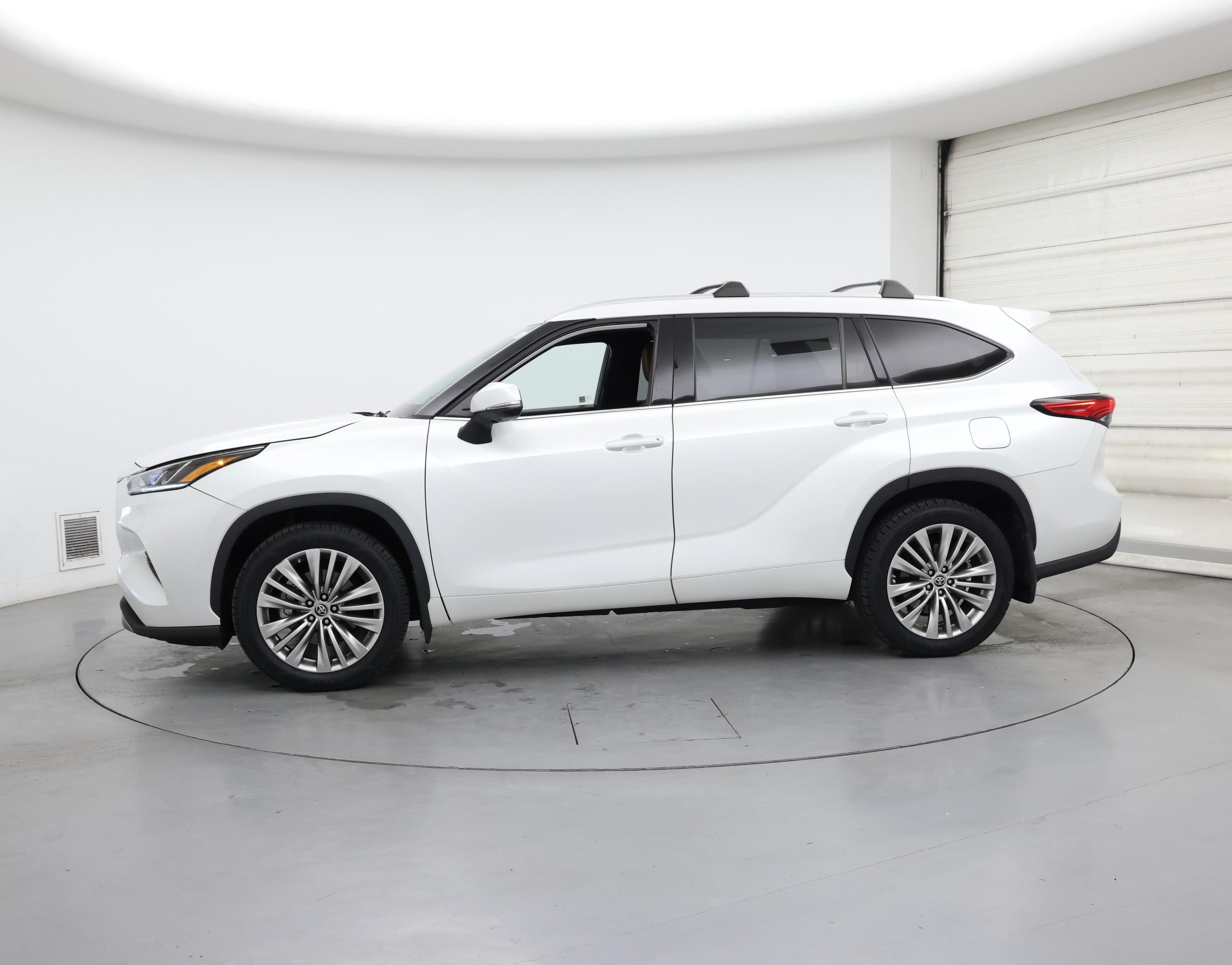 Thumbnail: 2022 Toyota Highlander - 3