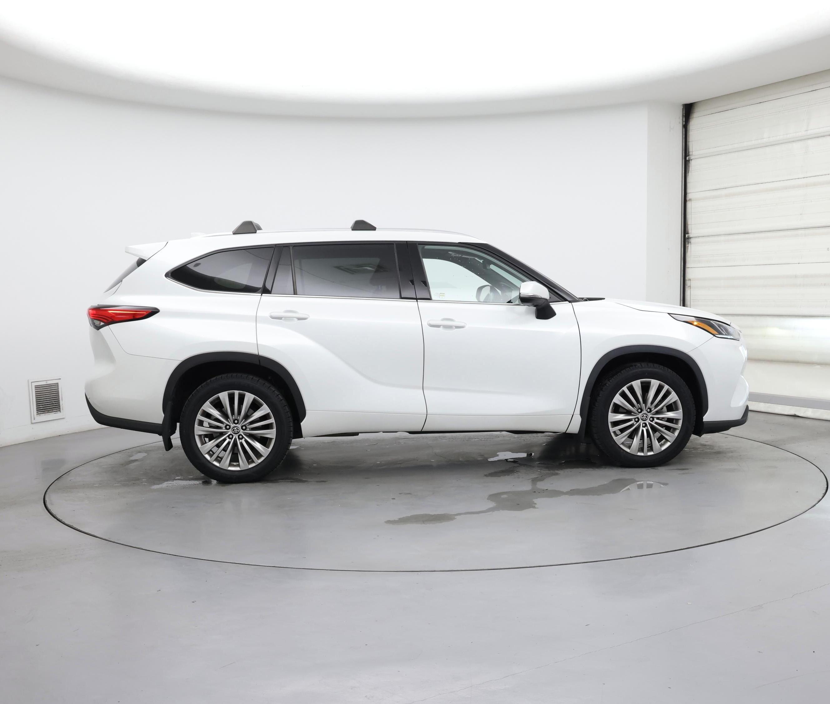 Thumbnail: 2022 Toyota Highlander - 7