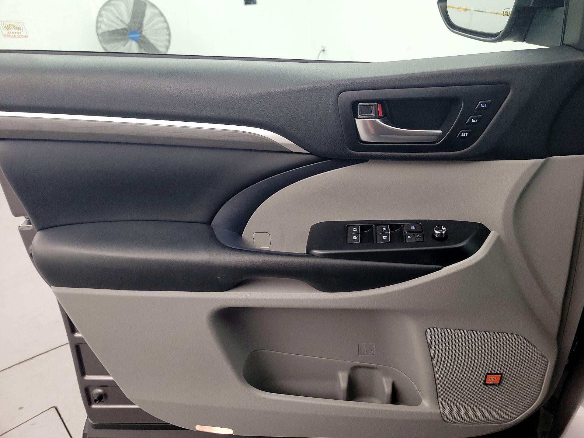 Thumbnail: 2019 Toyota Highlander - 12
