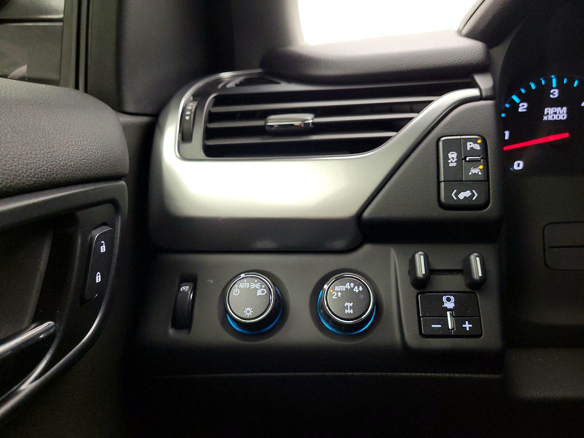 Thumbnail: 2017 Chevrolet Tahoe - 13