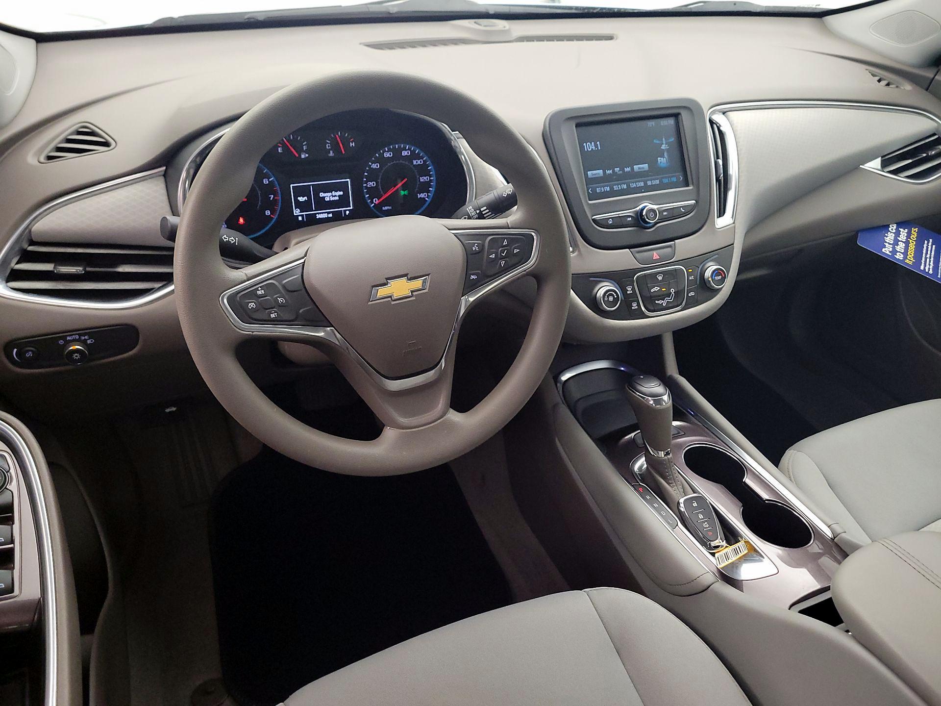 Thumbnail: 2017 Chevrolet Malibu - 9