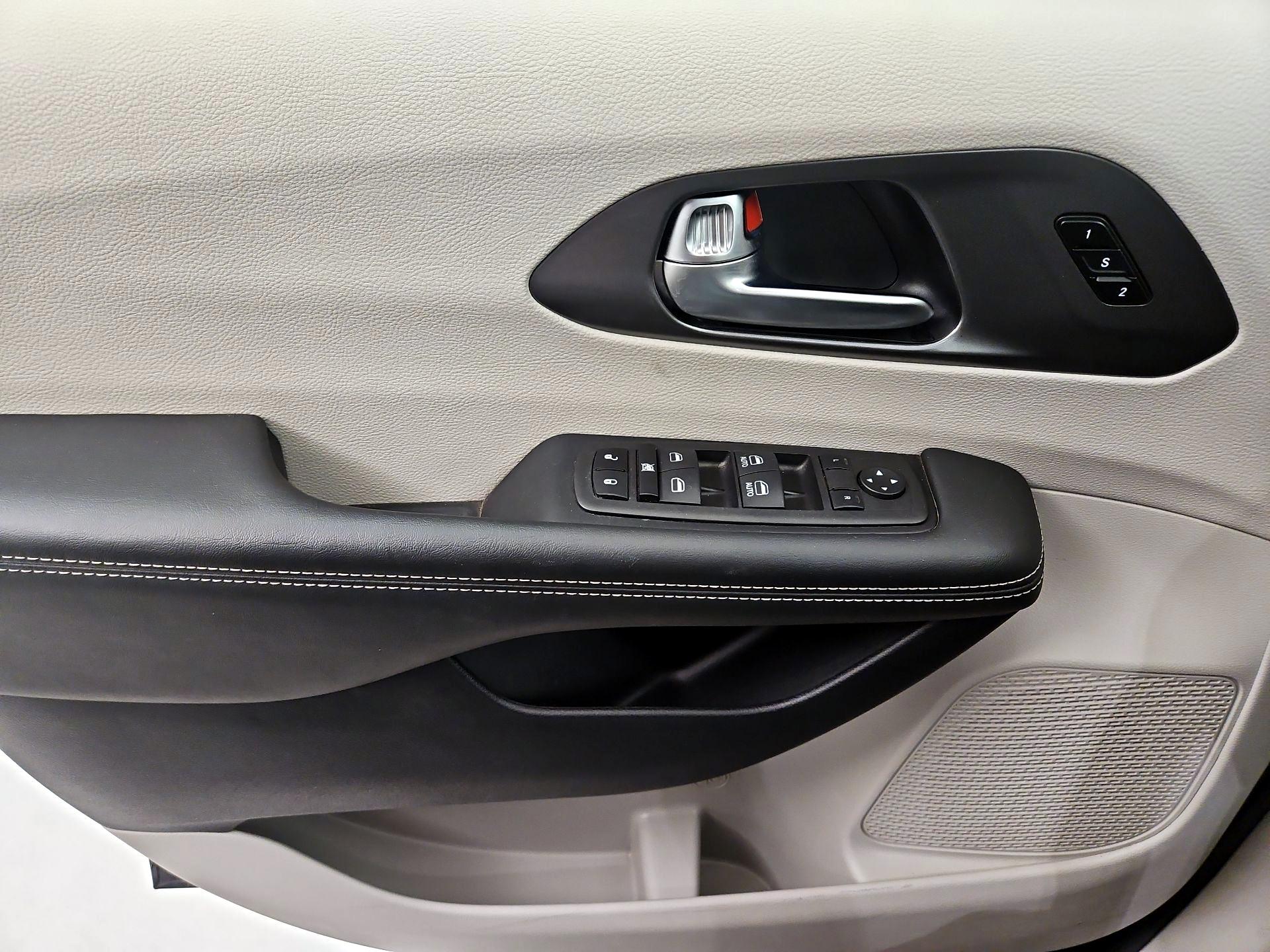 Thumbnail: 2023 Chrysler Pacifica - 12