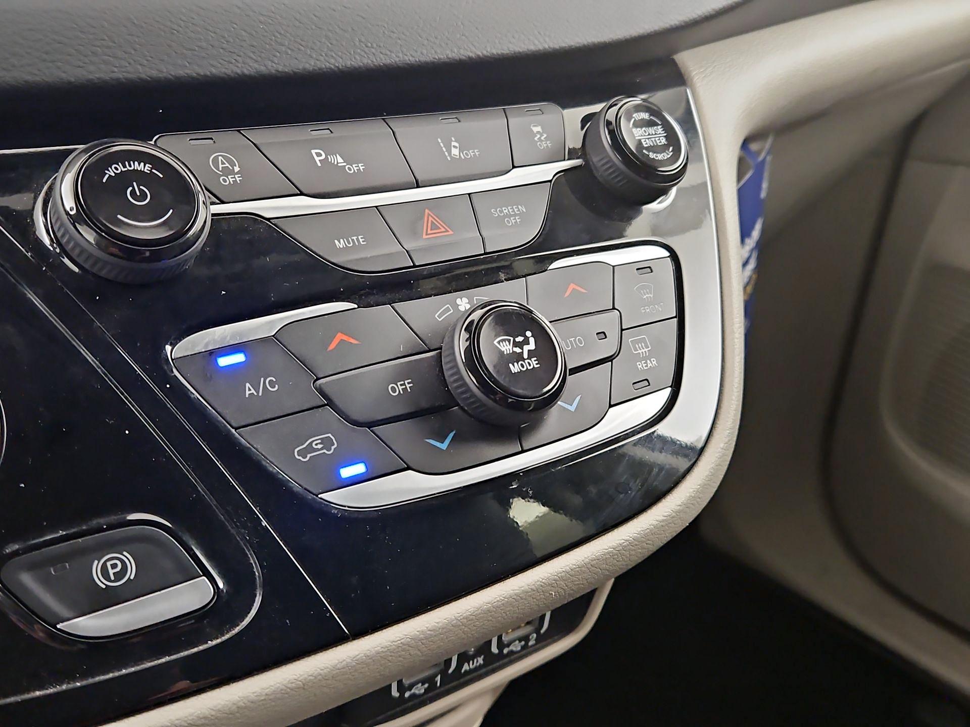 Thumbnail: 2023 Chrysler Pacifica - 16