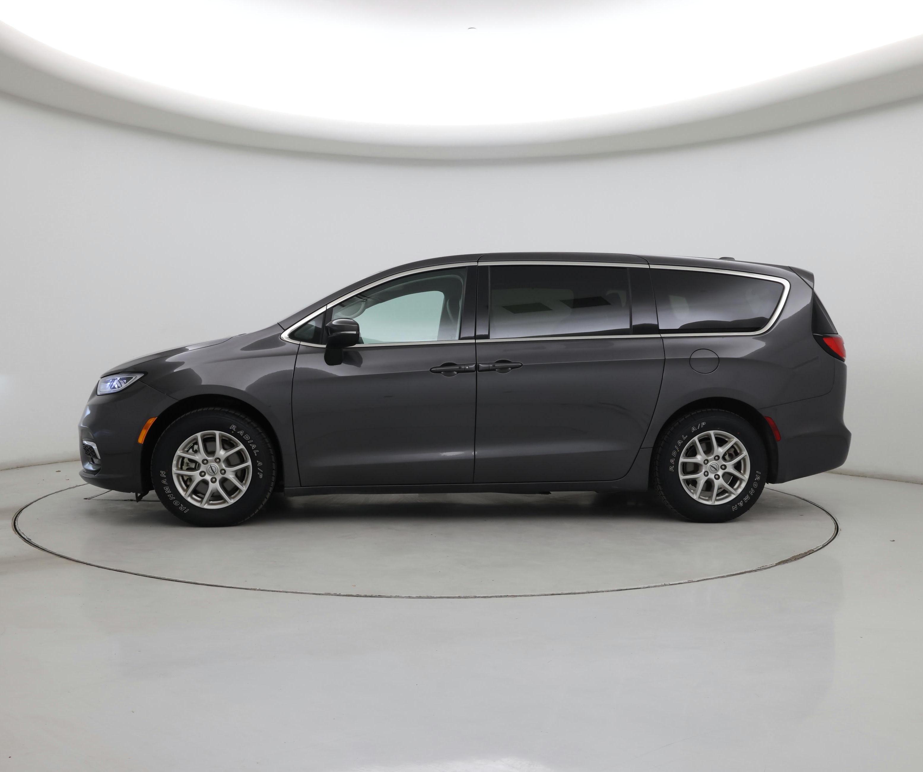 Thumbnail: 2023 Chrysler Pacifica - 3
