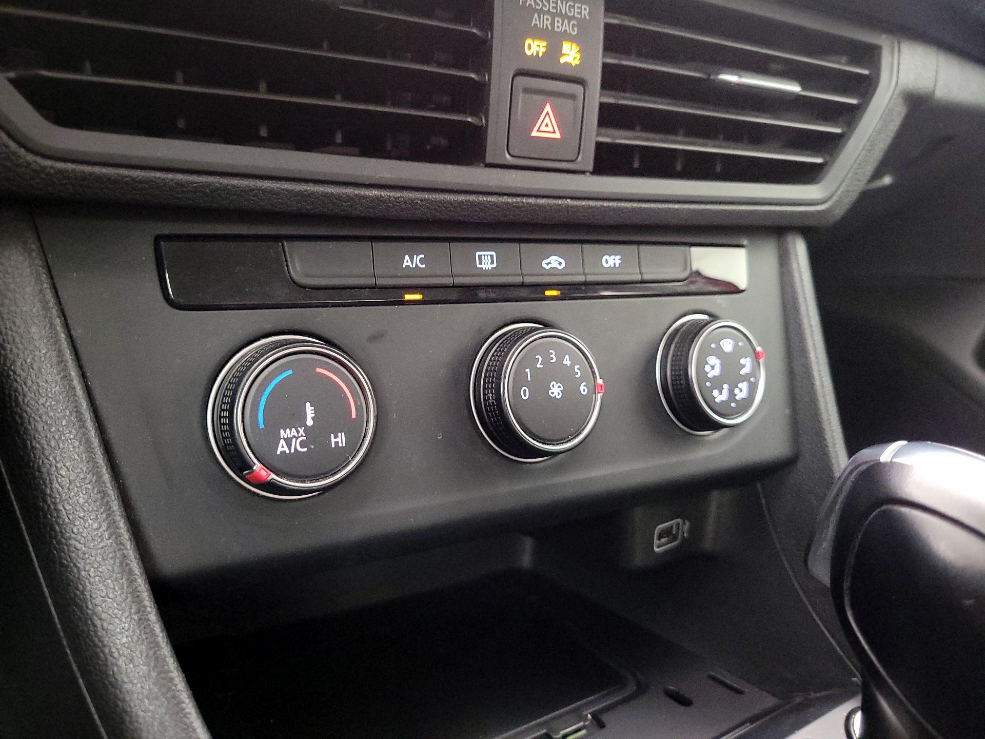 Thumbnail: 2019 Volkswagen Jetta - 16