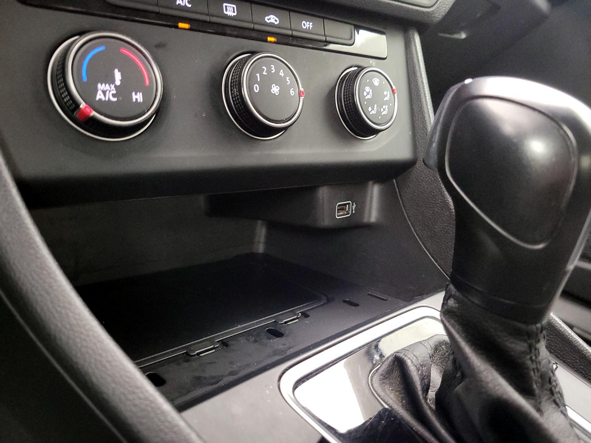 Thumbnail: 2019 Volkswagen Jetta - 18