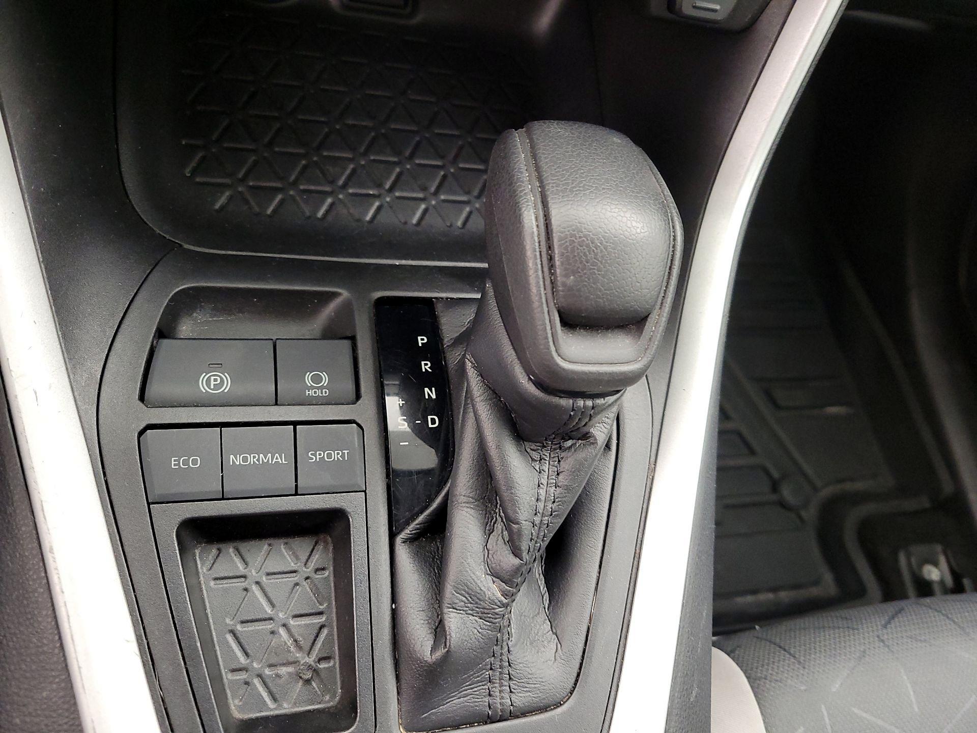 Thumbnail: 2021 Toyota RAV4 - 16