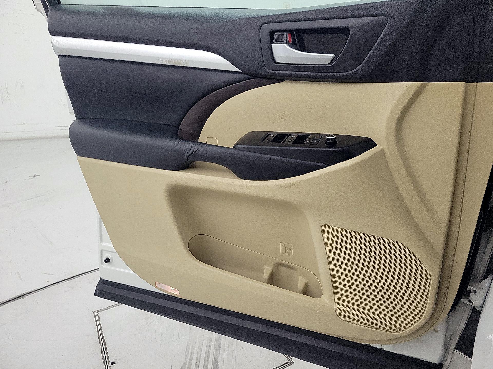 Thumbnail: 2015 Toyota Highlander - 12