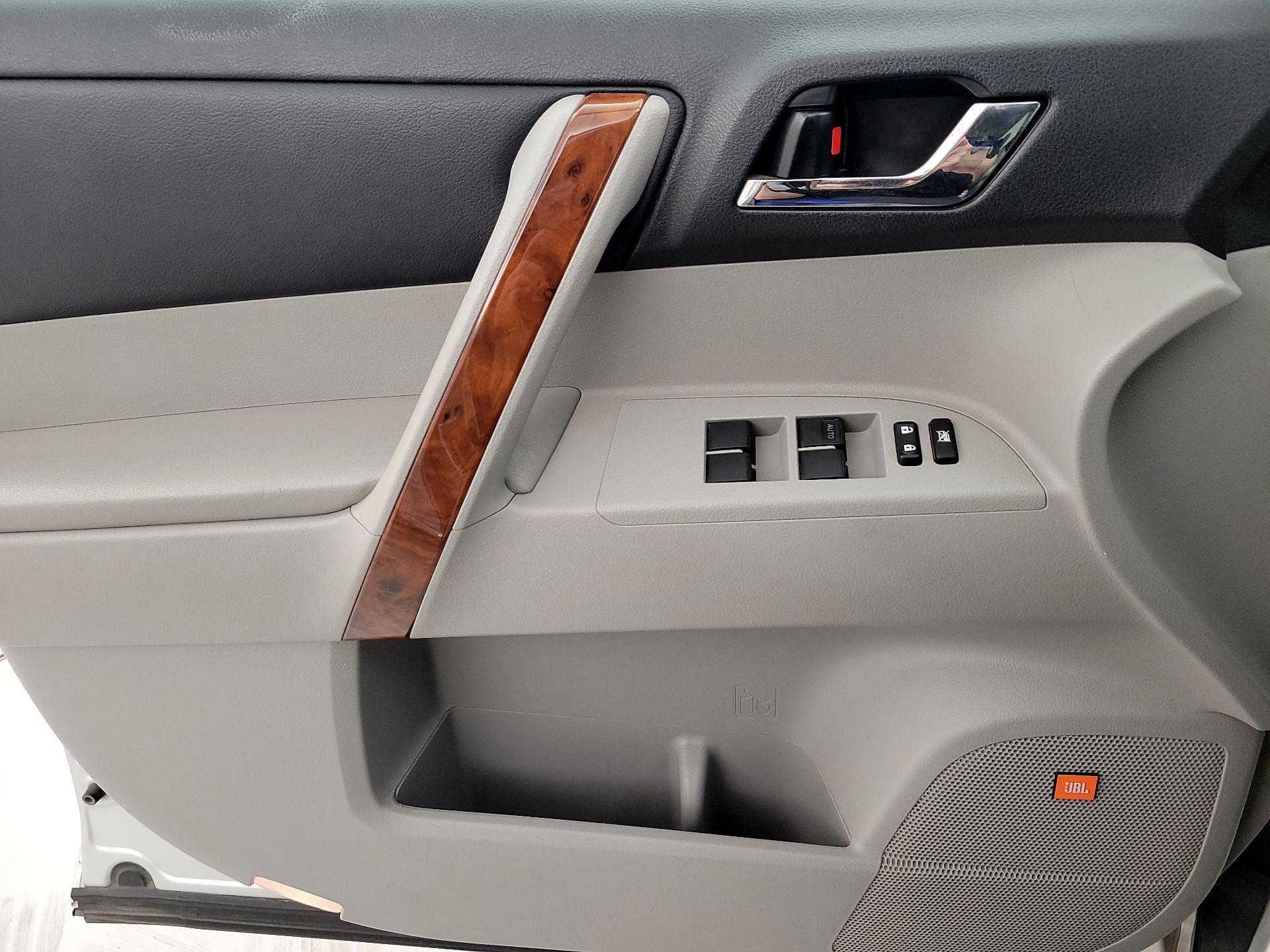 Thumbnail: 2013 Toyota Highlander - 12