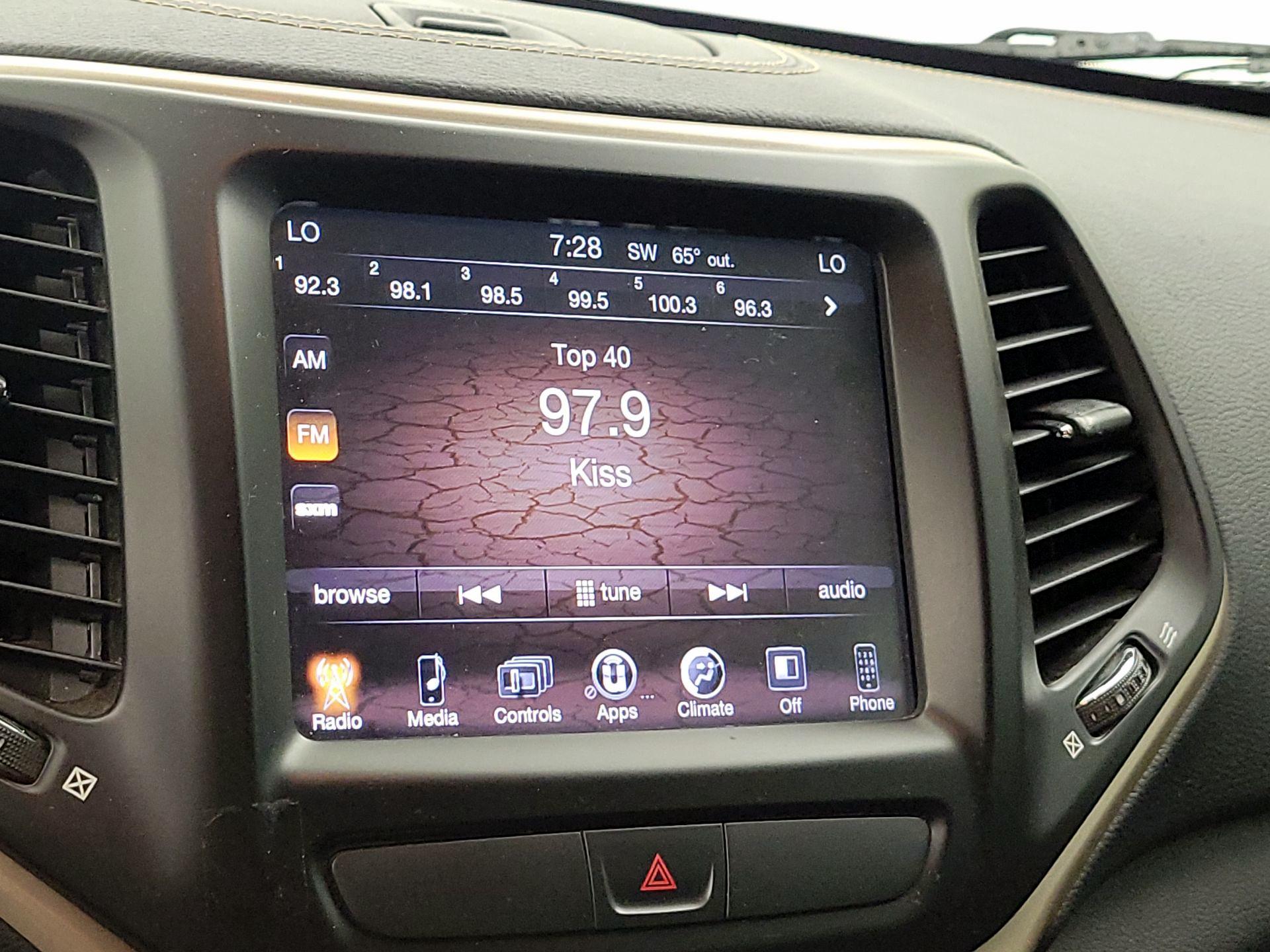 Thumbnail: 2016 Jeep Cherokee - 15