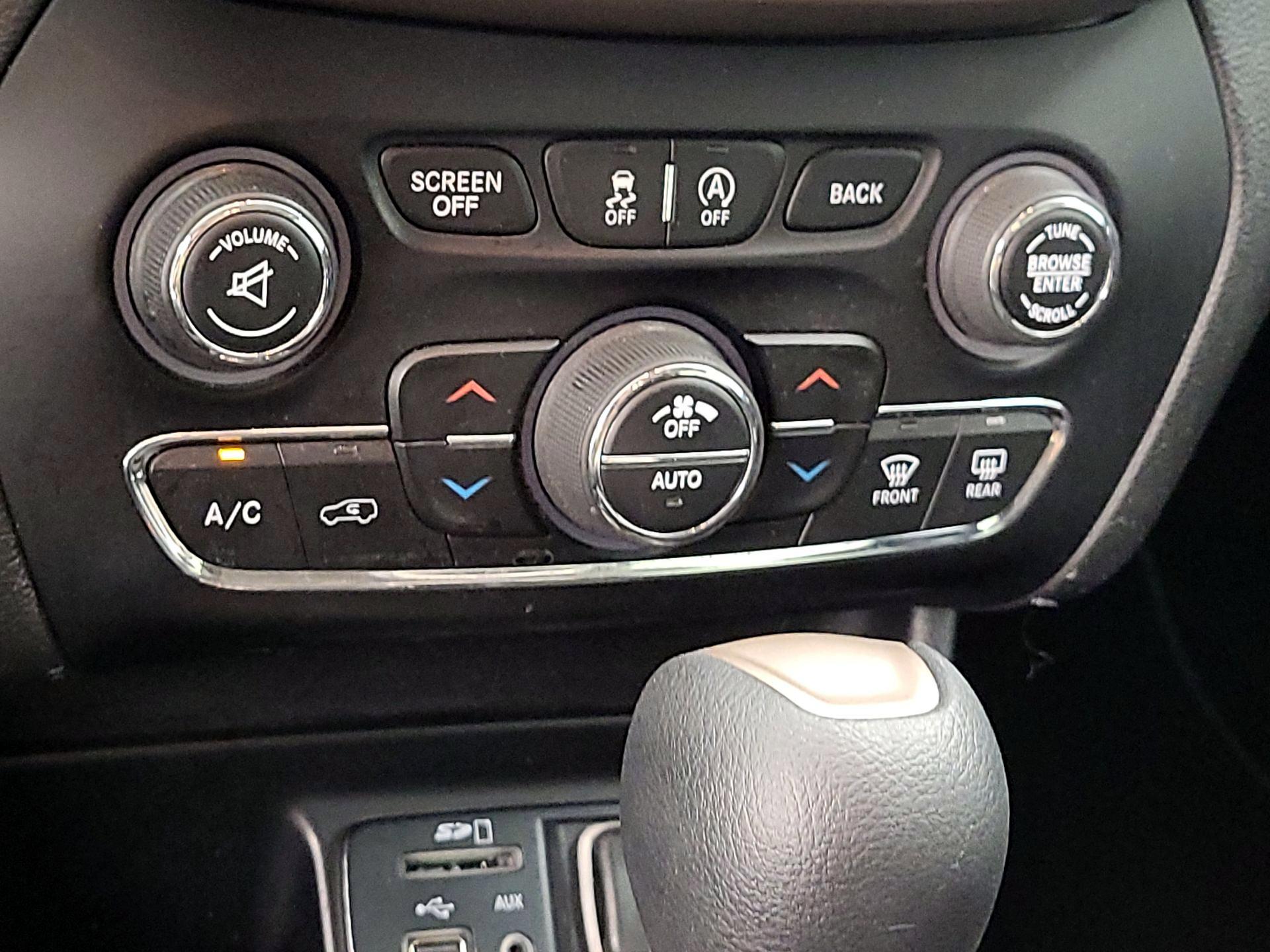 Thumbnail: 2016 Jeep Cherokee - 16