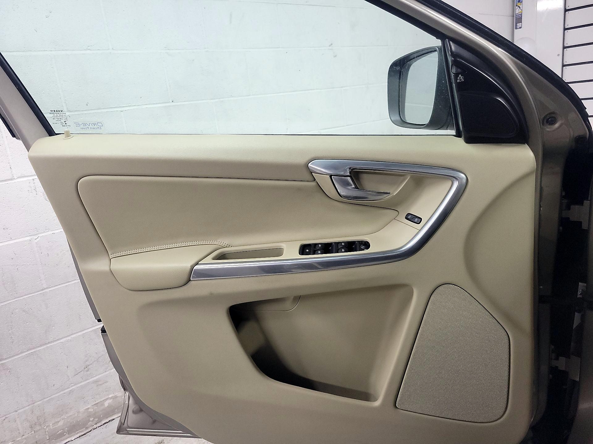 Thumbnail: 2015 Volvo XC60 - 12