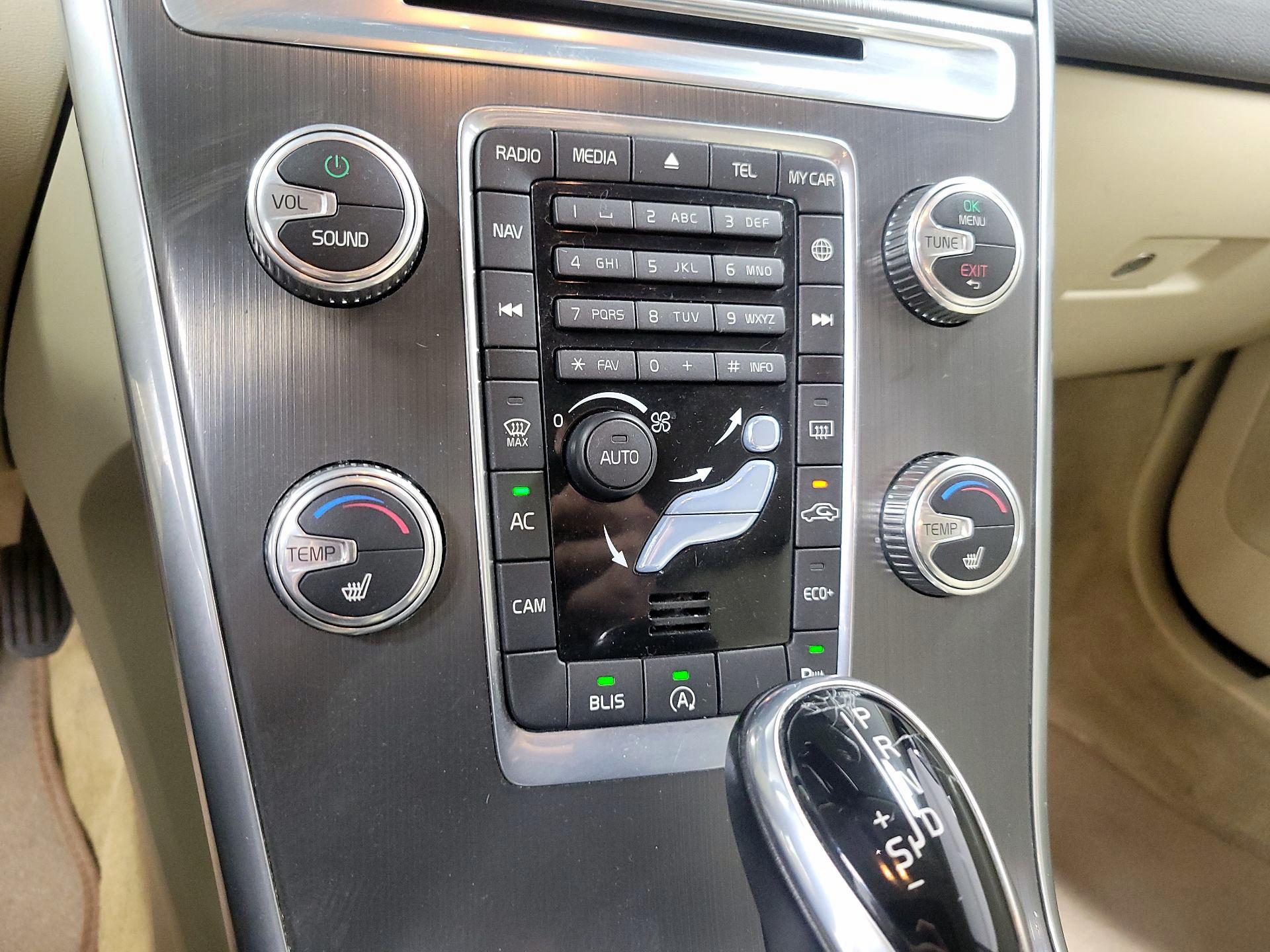 Thumbnail: 2015 Volvo XC60 - 15