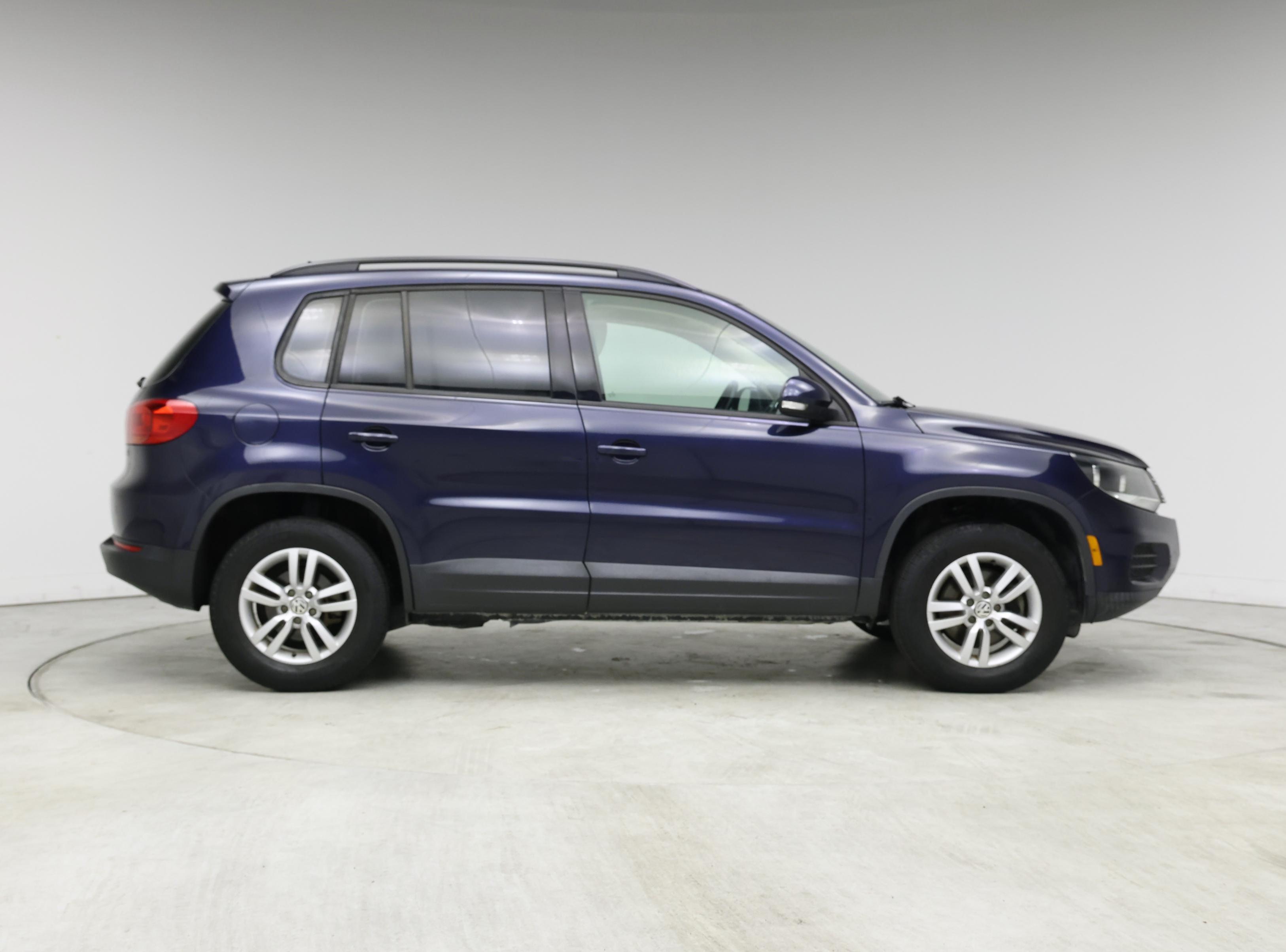 Thumbnail: 2016 Volkswagen Tiguan - 7