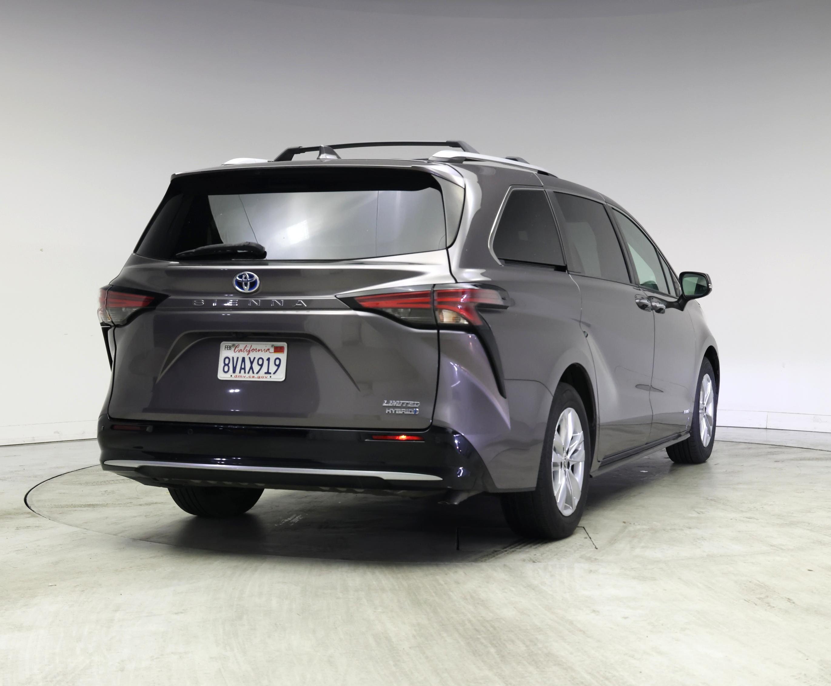 Thumbnail: 2021 Toyota Sienna - 8