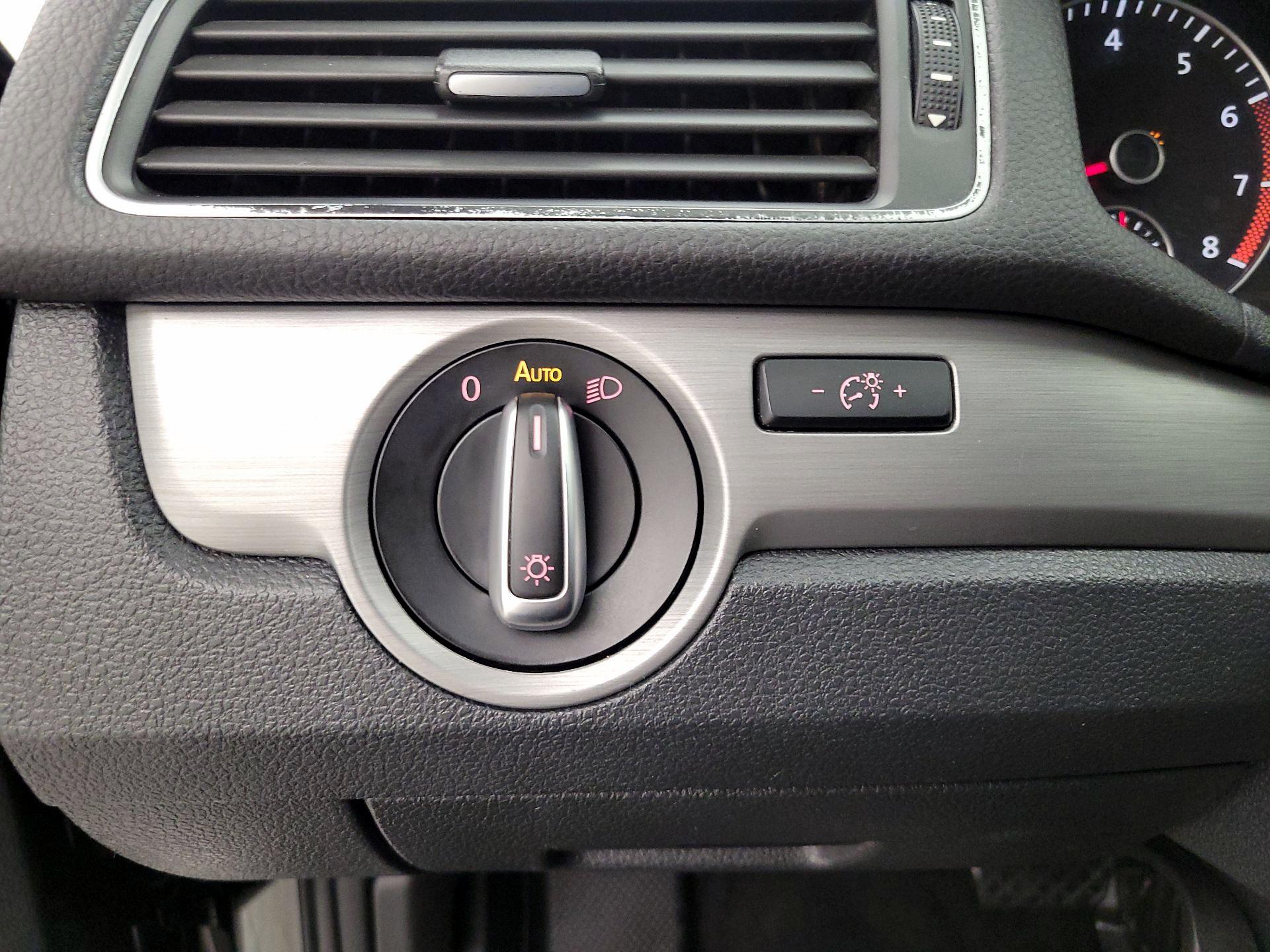 Thumbnail: 2014 Volkswagen Passat - 13