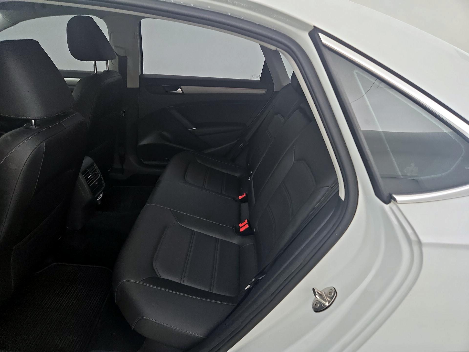 Thumbnail: 2022 Volkswagen Passat - 20