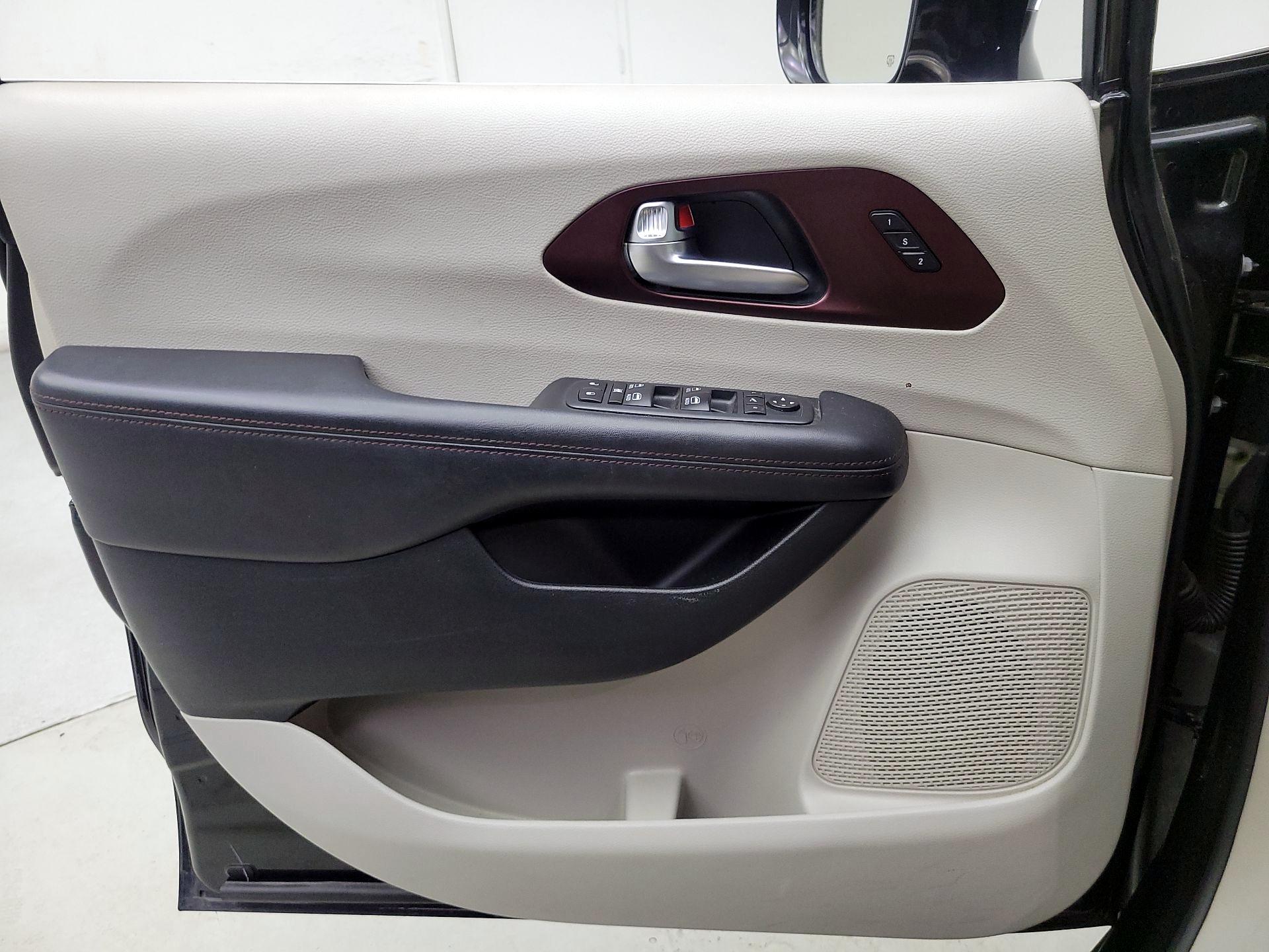Thumbnail: 2020 Chrysler Pacifica - 12
