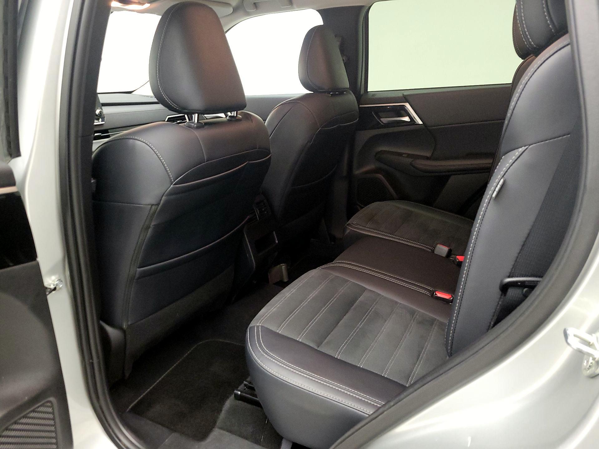 Thumbnail: 2024 Mitsubishi Outlander - 20