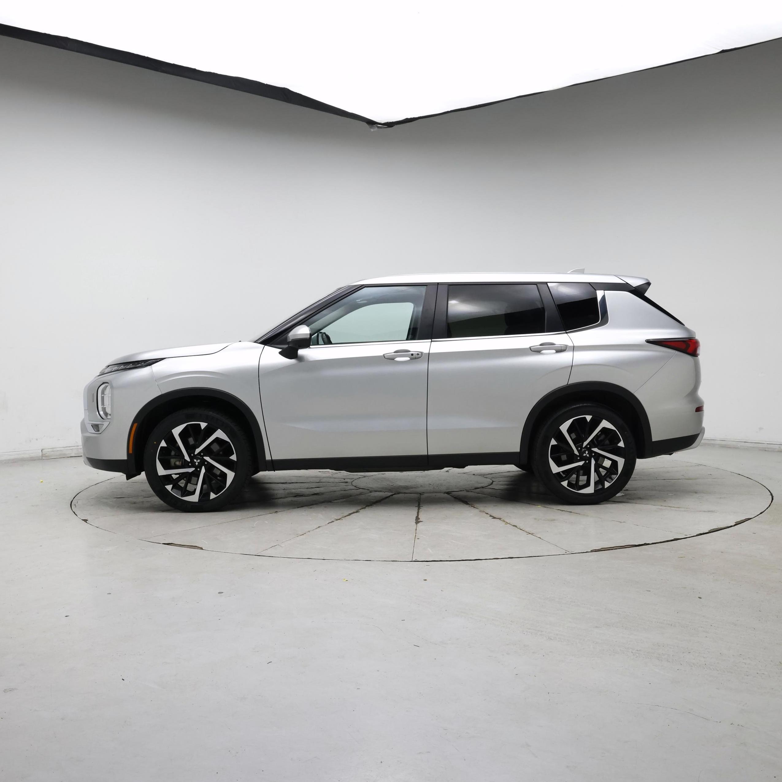 Thumbnail: 2024 Mitsubishi Outlander - 3