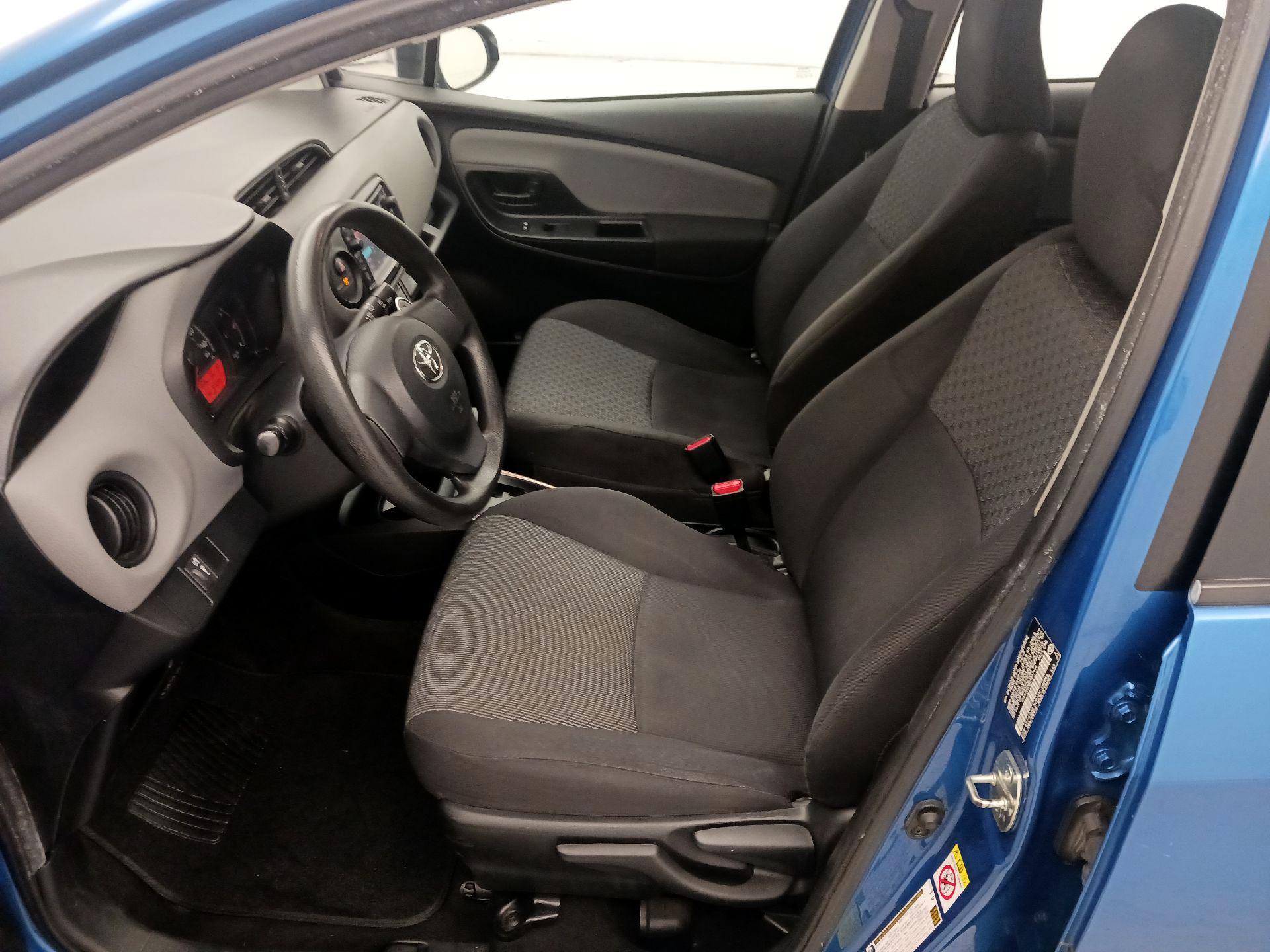 Thumbnail: 2015 Toyota Yaris - 11