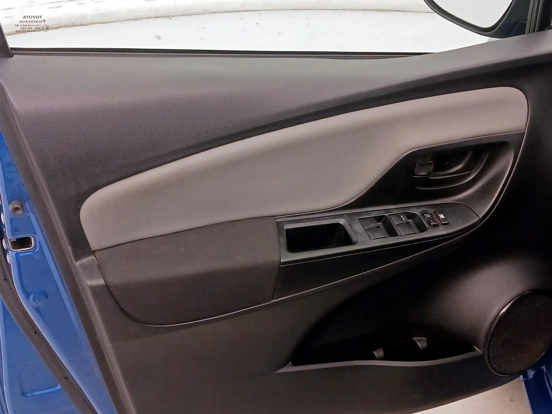 Thumbnail: 2015 Toyota Yaris - 12