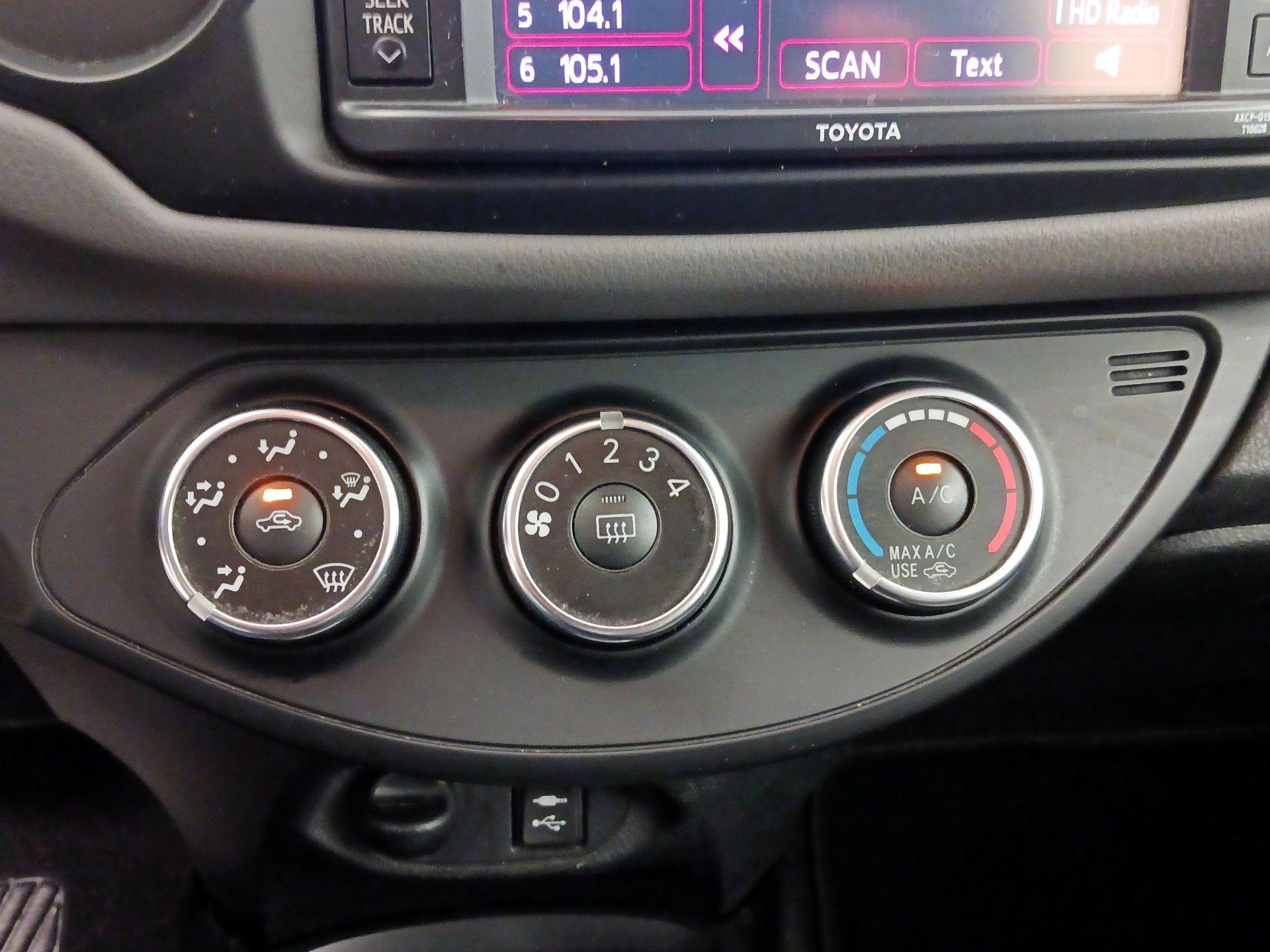Thumbnail: 2015 Toyota Yaris - 15