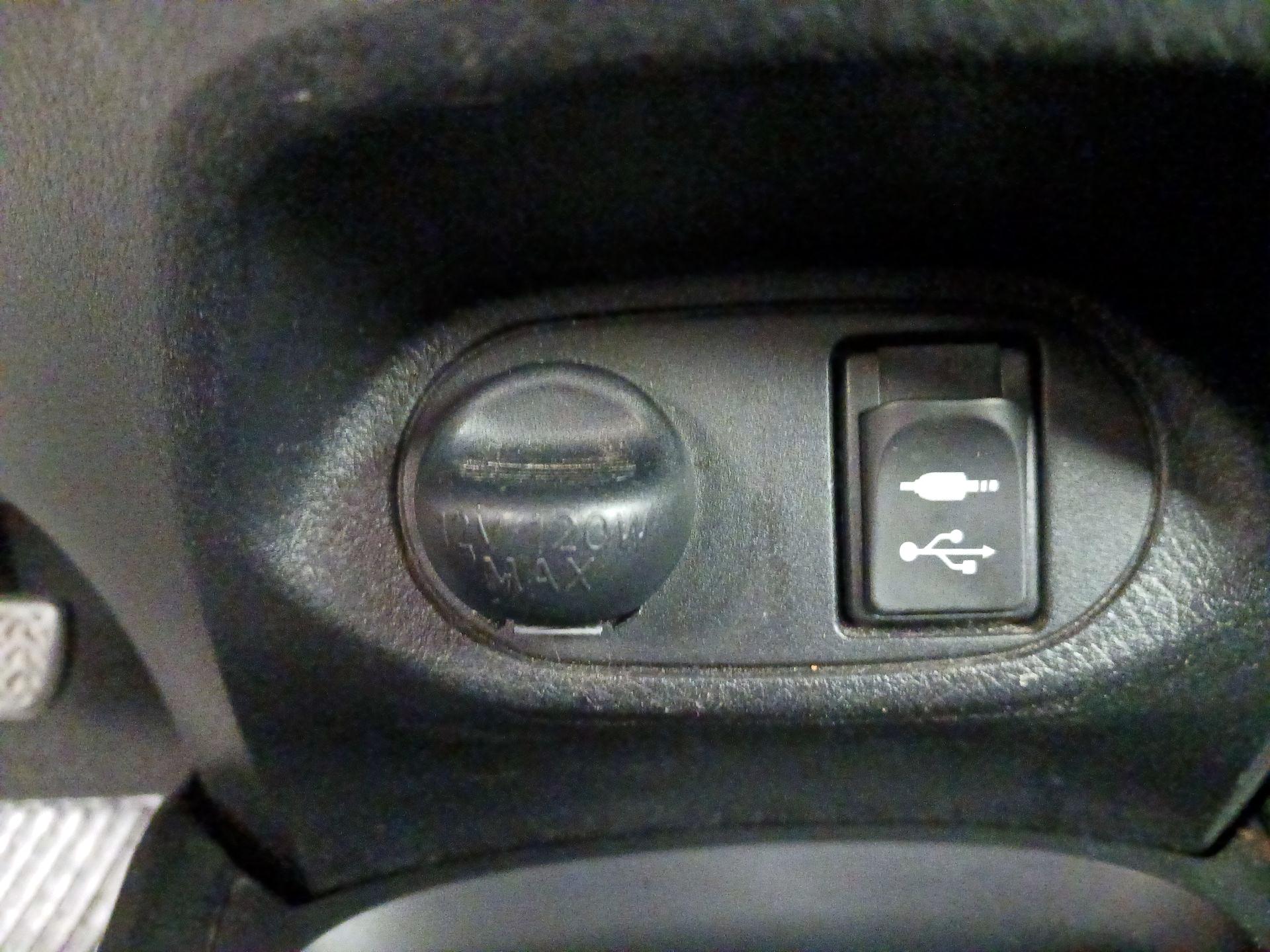 Thumbnail: 2015 Toyota Yaris - 17
