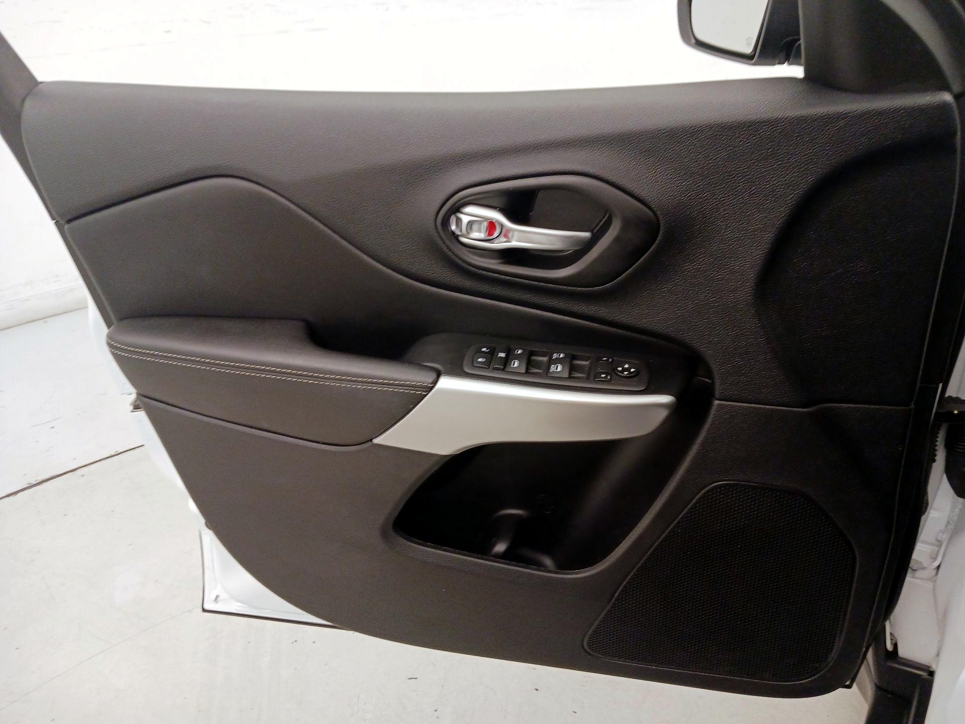 Thumbnail: 2022 Jeep Cherokee - 12