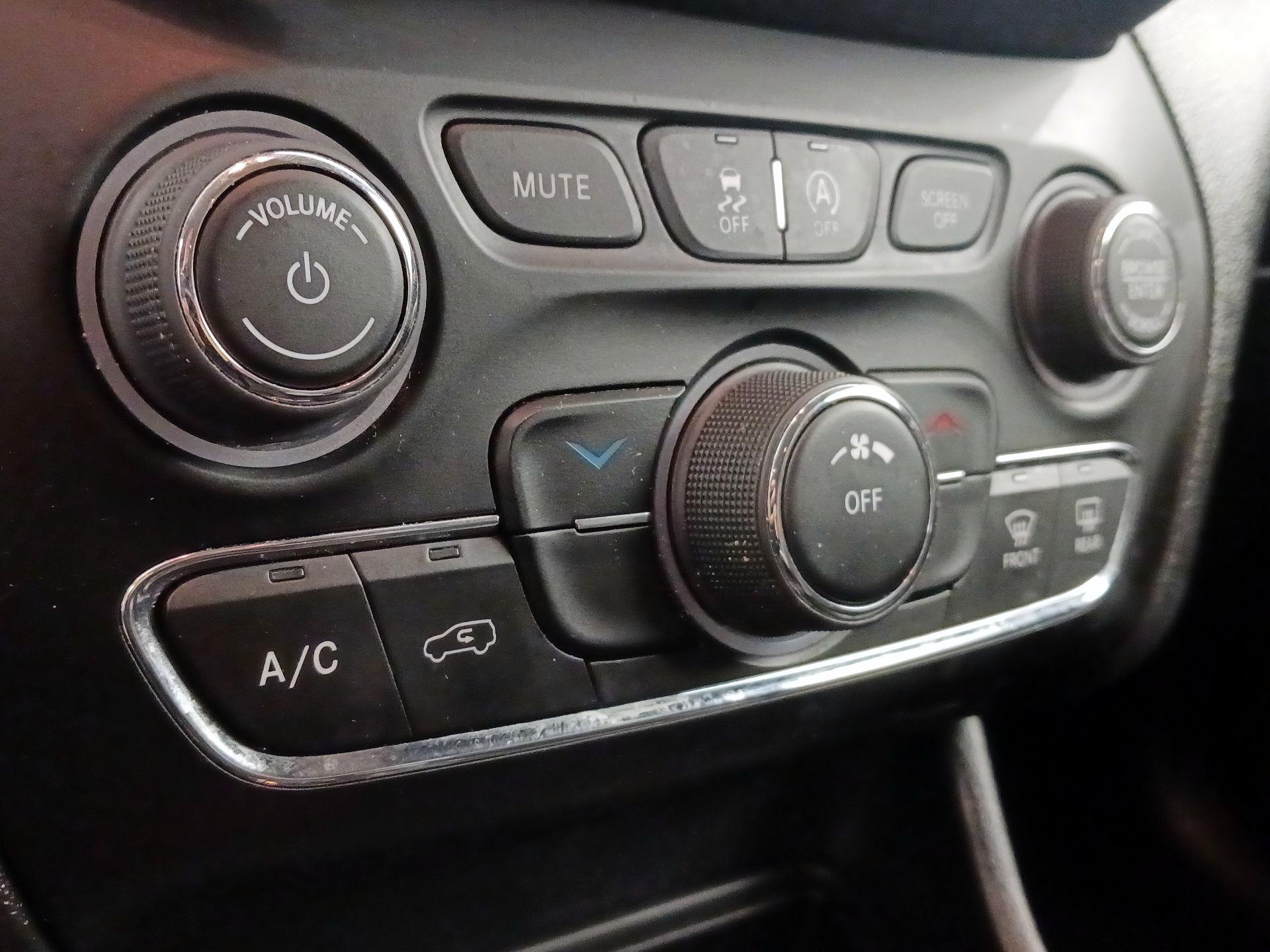 Thumbnail: 2022 Jeep Cherokee - 16