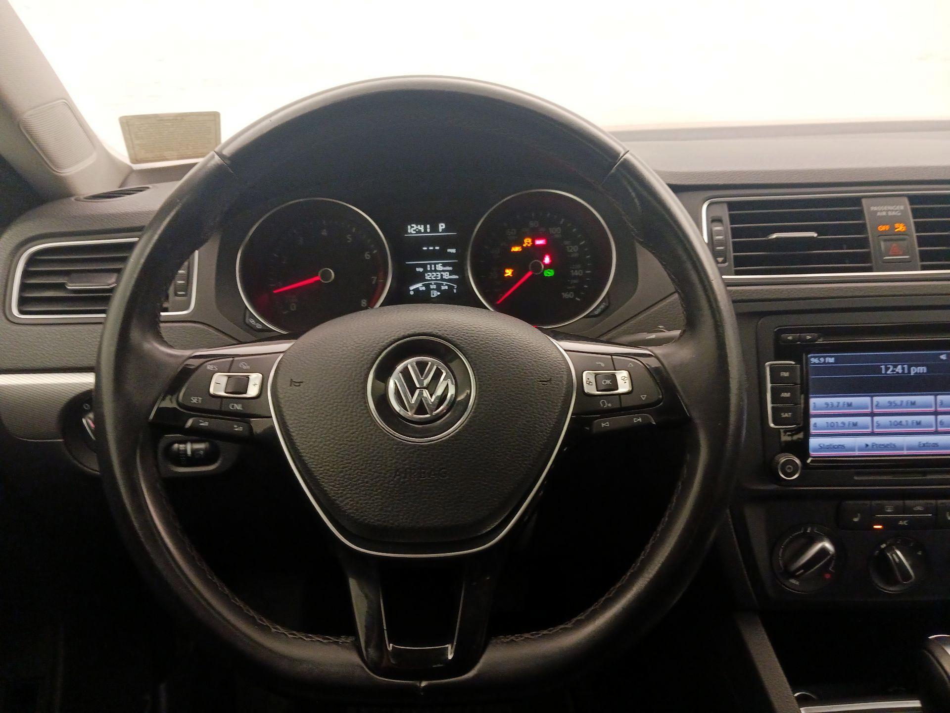 Thumbnail: 2015 Volkswagen Jetta - 10