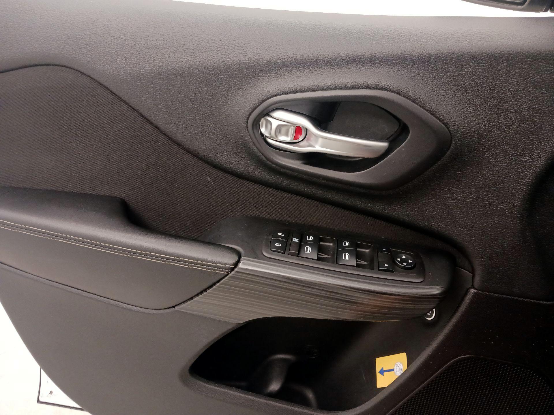 Thumbnail: 2015 Jeep Cherokee - 12