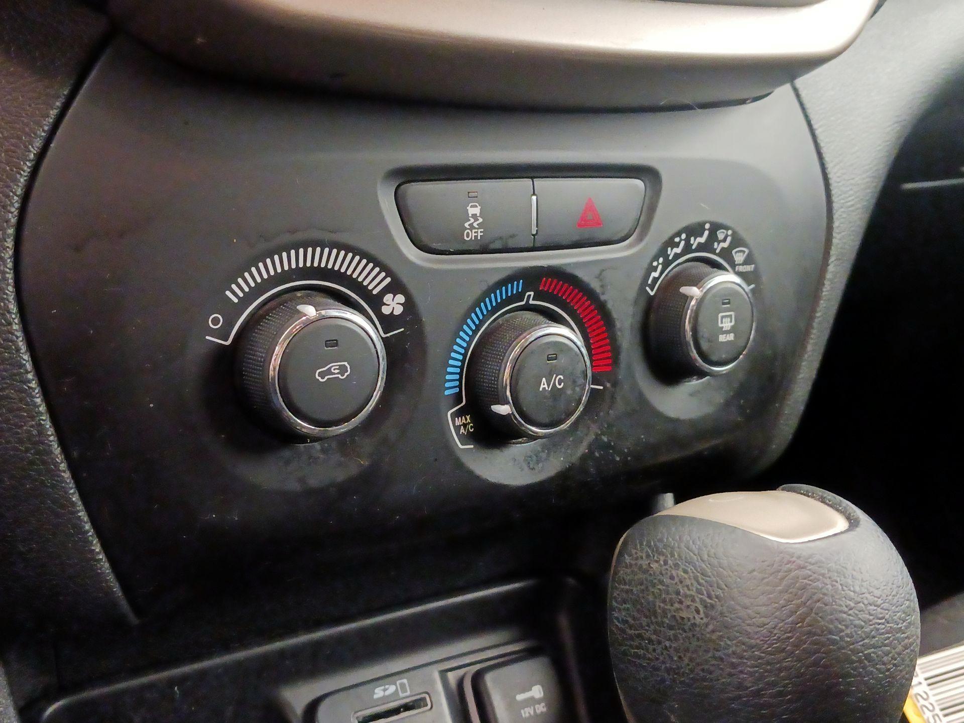 Thumbnail: 2015 Jeep Cherokee - 16