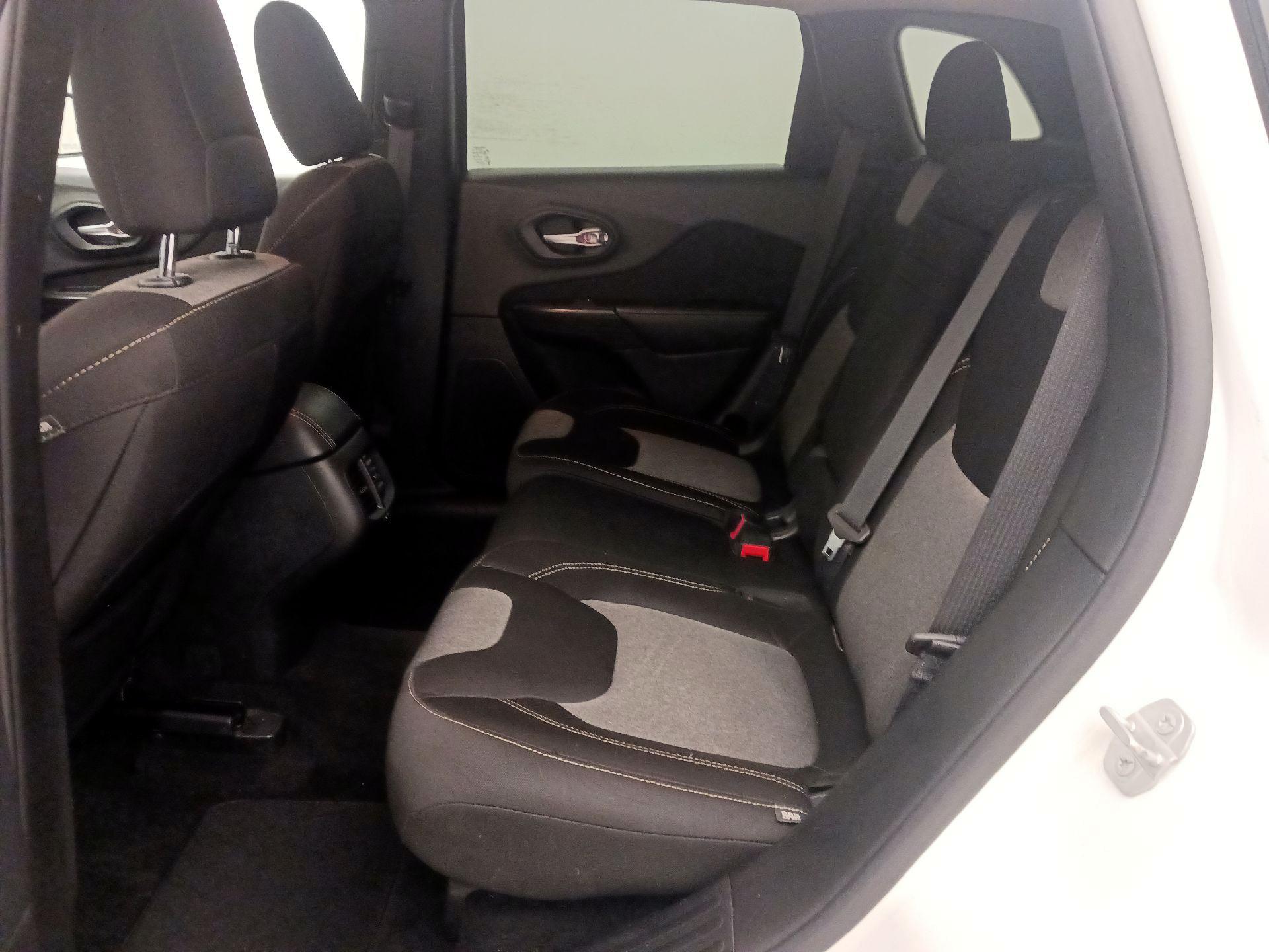 Thumbnail: 2015 Jeep Cherokee - 19