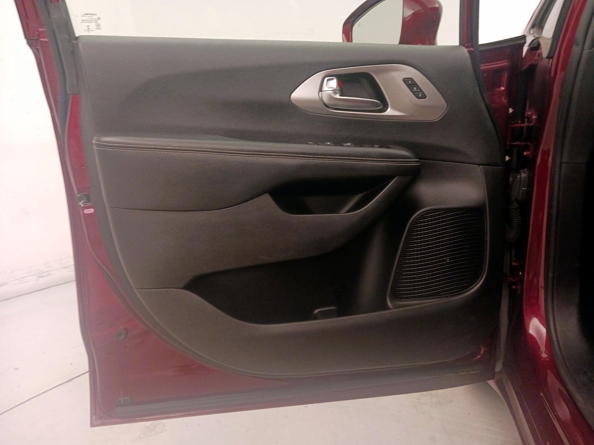 Thumbnail: 2020 Chrysler Pacifica - 12