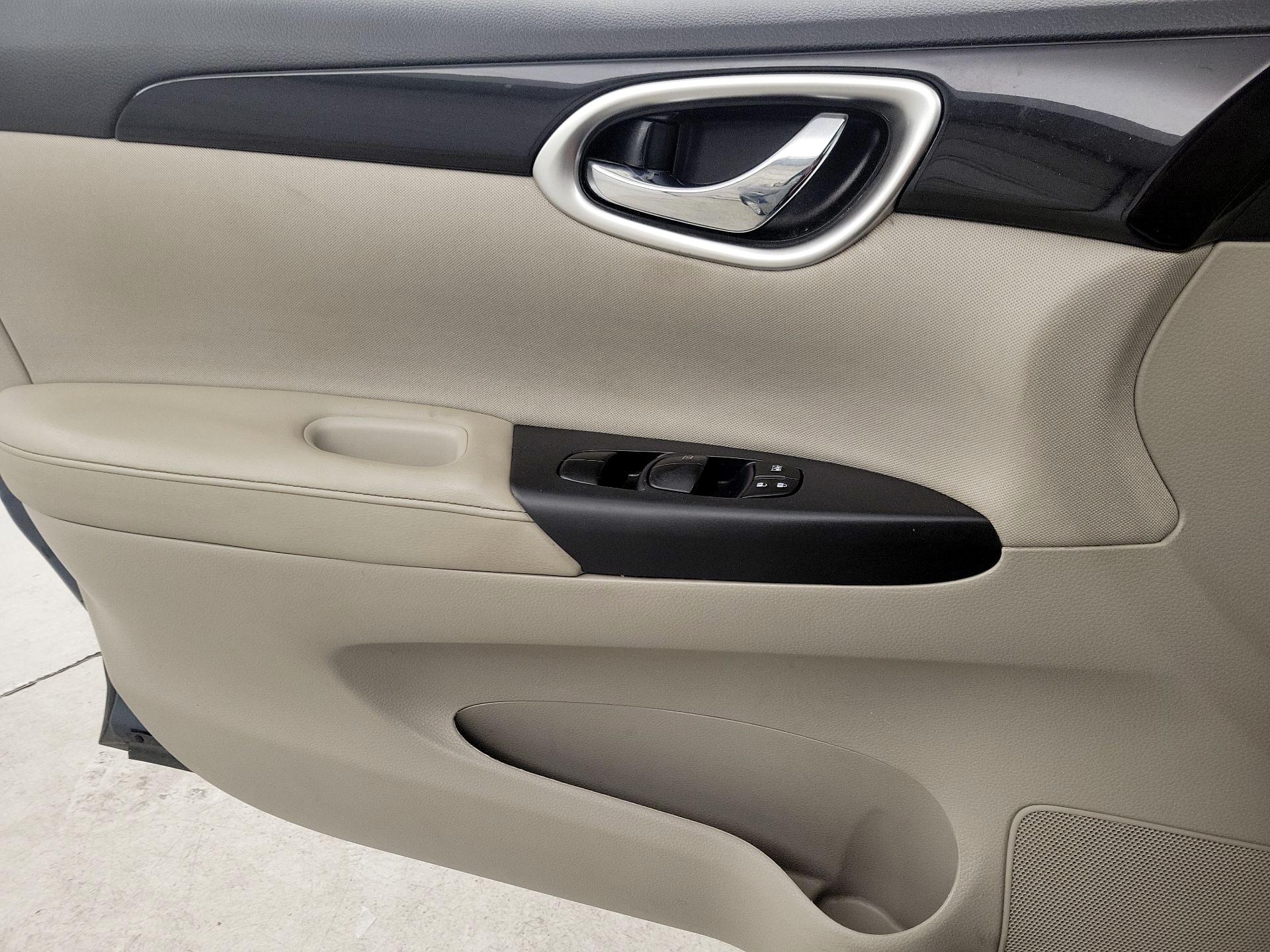 Thumbnail: 2016 Nissan Sentra - 12