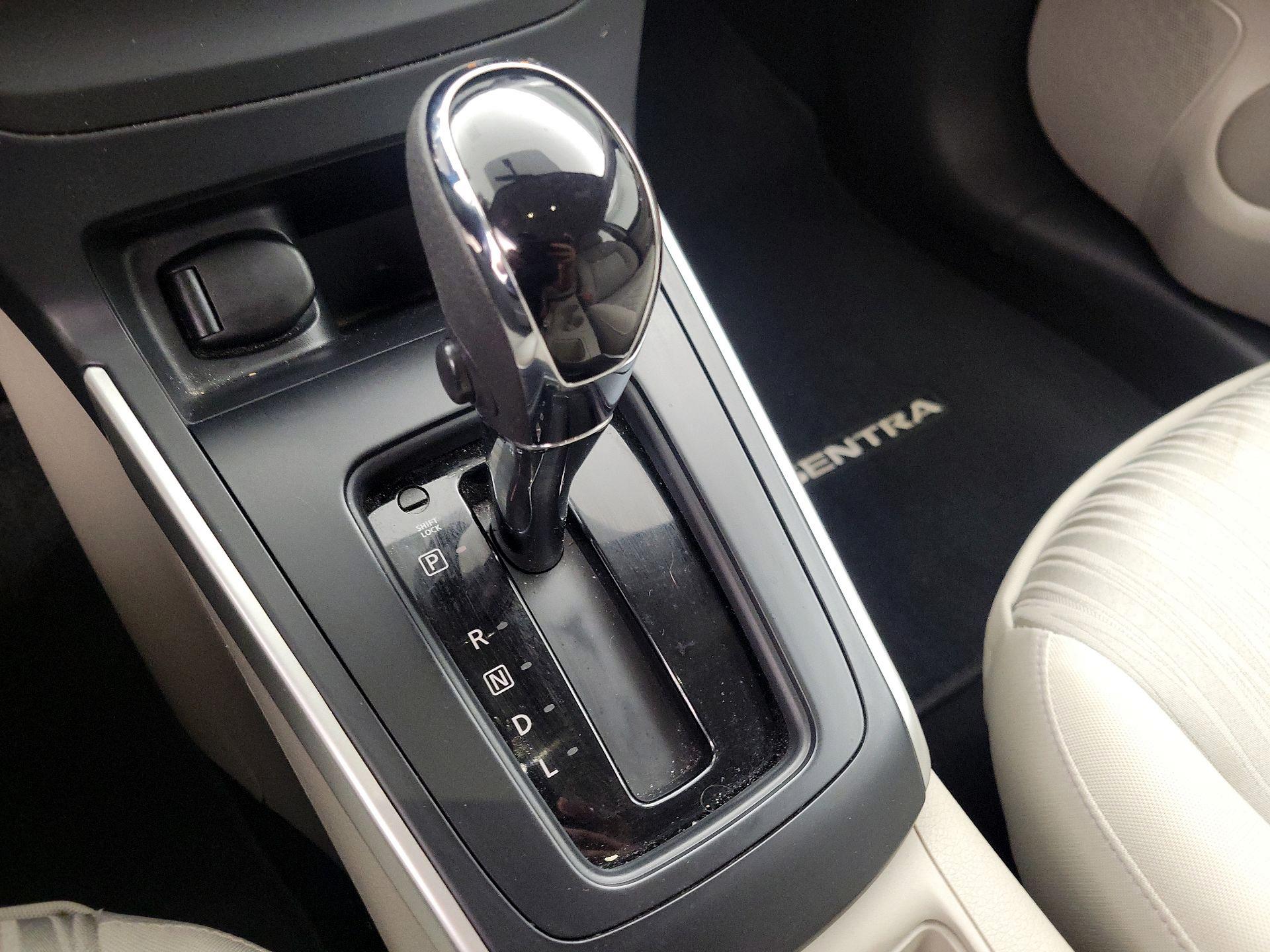 Thumbnail: 2016 Nissan Sentra - 17