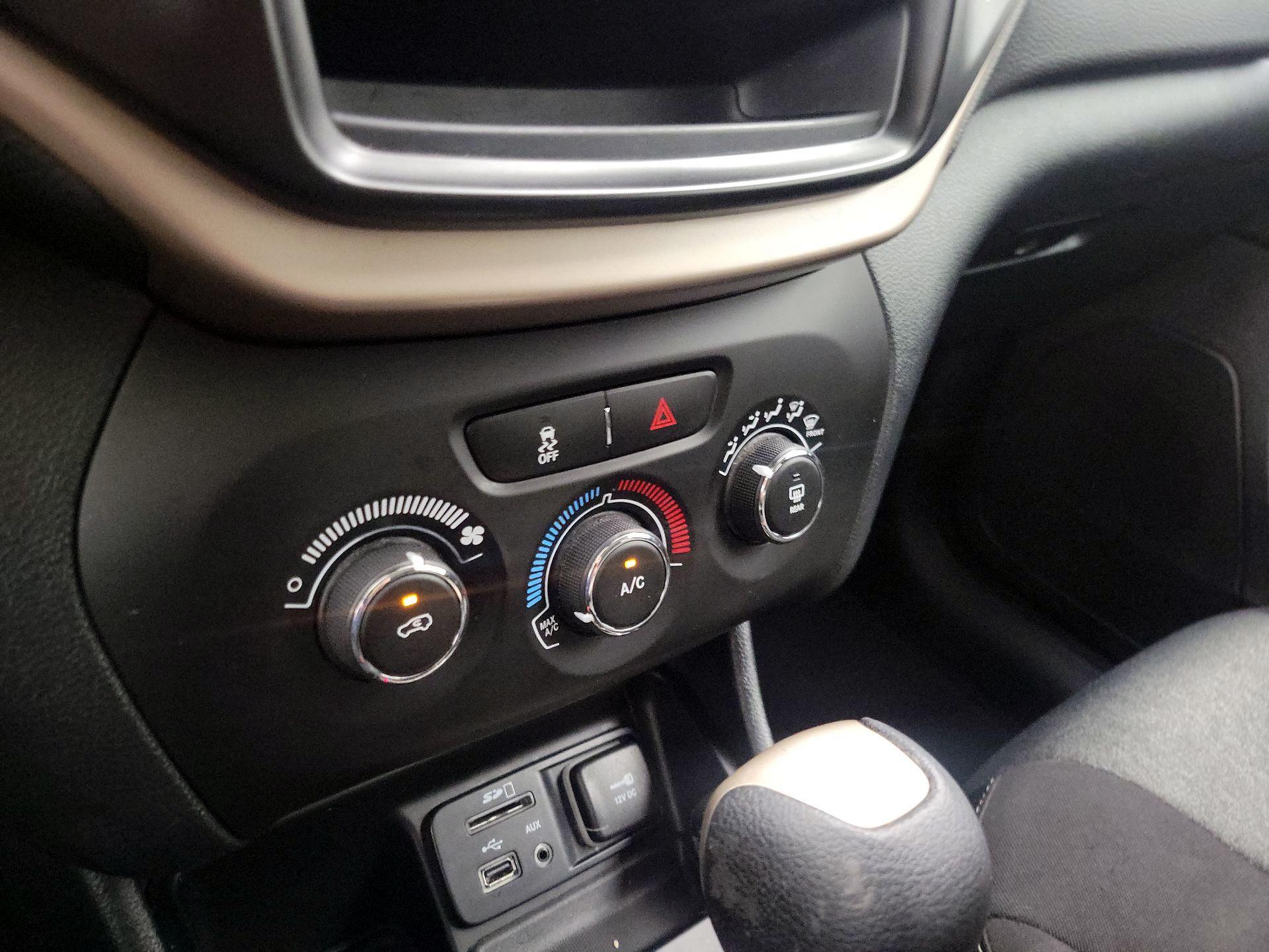 Thumbnail: 2016 Jeep Cherokee - 16