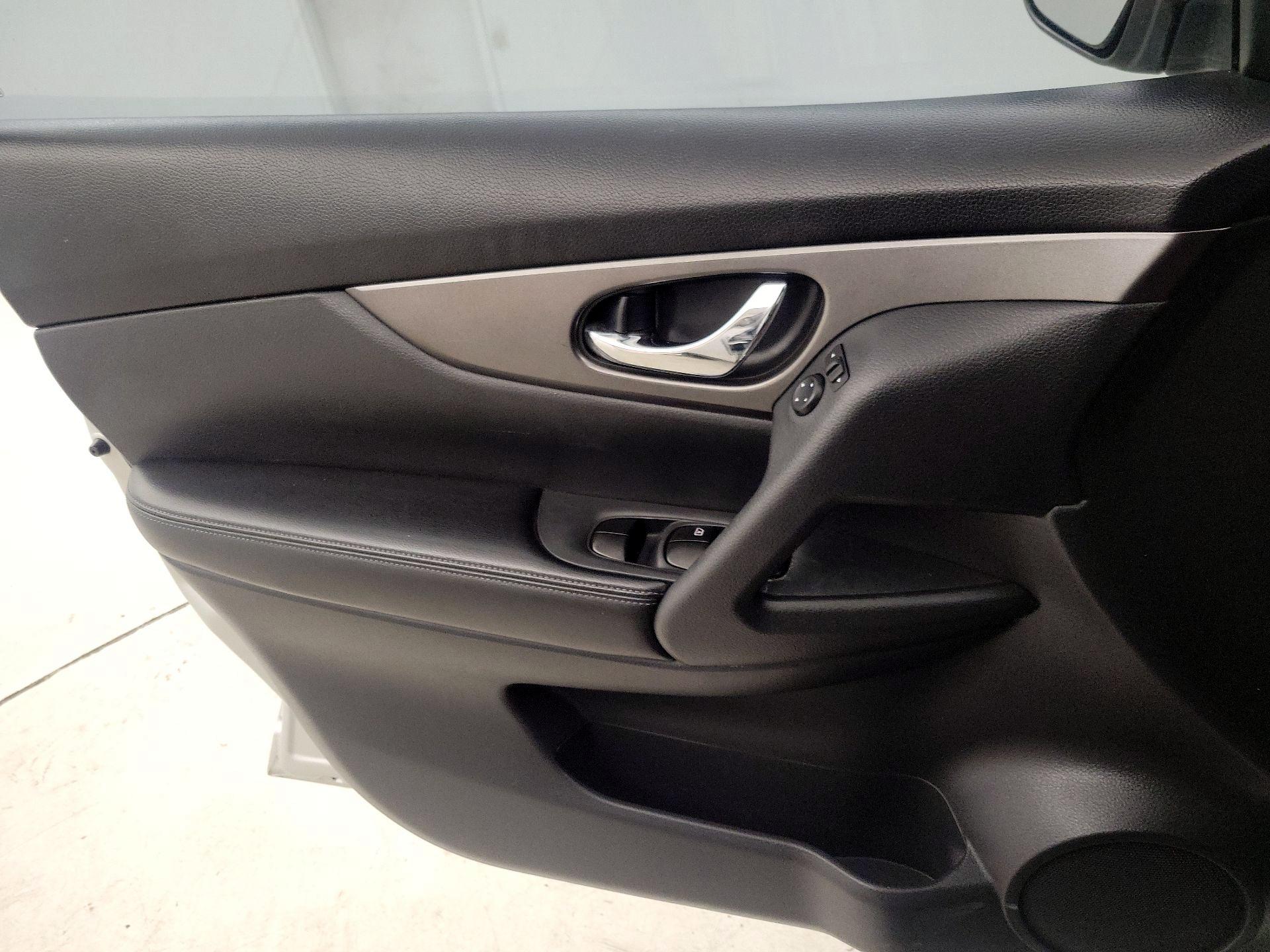 Thumbnail: 2016 Nissan Rogue - 12
